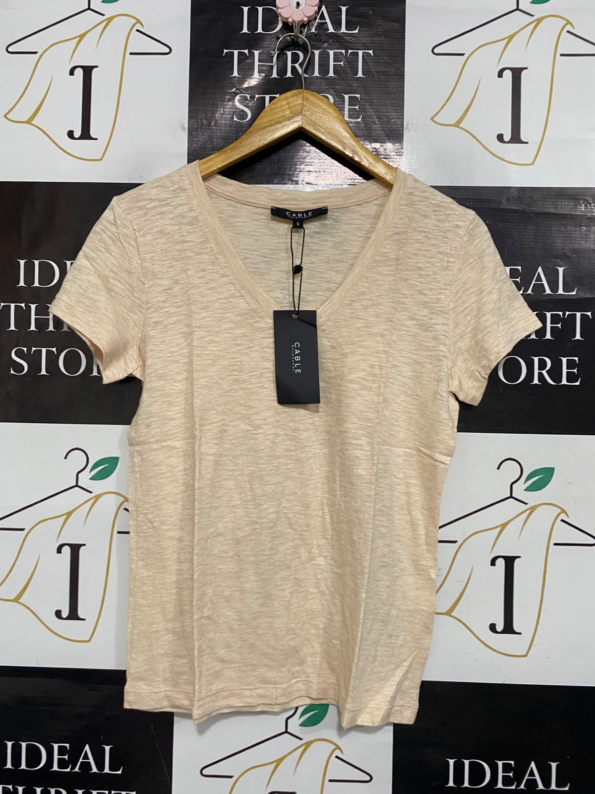 CABLE |S| BUST 18| A53| BEIGE CABLE V-NECK TECHNICAL UTILITY T-SHIRT