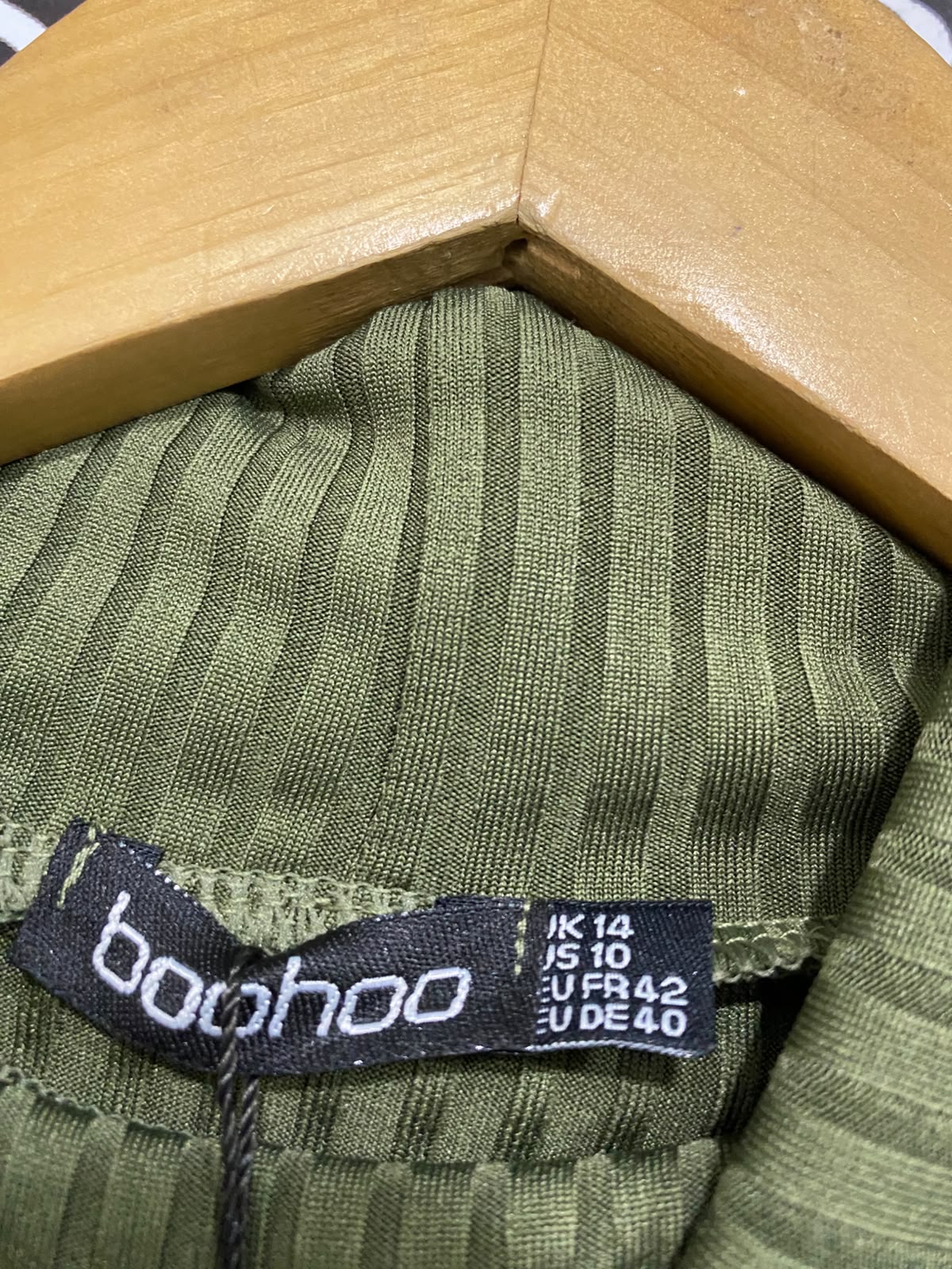 BOOHOO |M| BUST 16| A53| OLIVE GREEN  MOCK-NECK PUFF-SLEEVE TECHNICAL UTILITY BODYSUIT