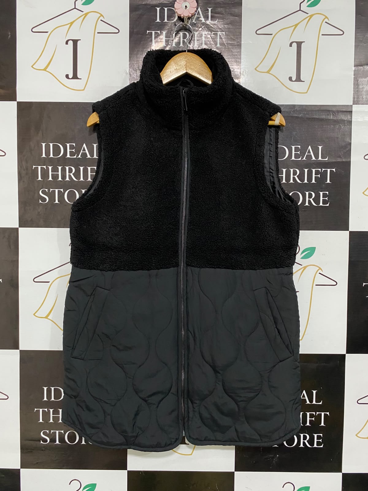 F&F |M| BUST 21| A53| BLACK SHERPA AND QUILTED HYBRID STAND-COLLAR TECHNICAL UTILITY VEST