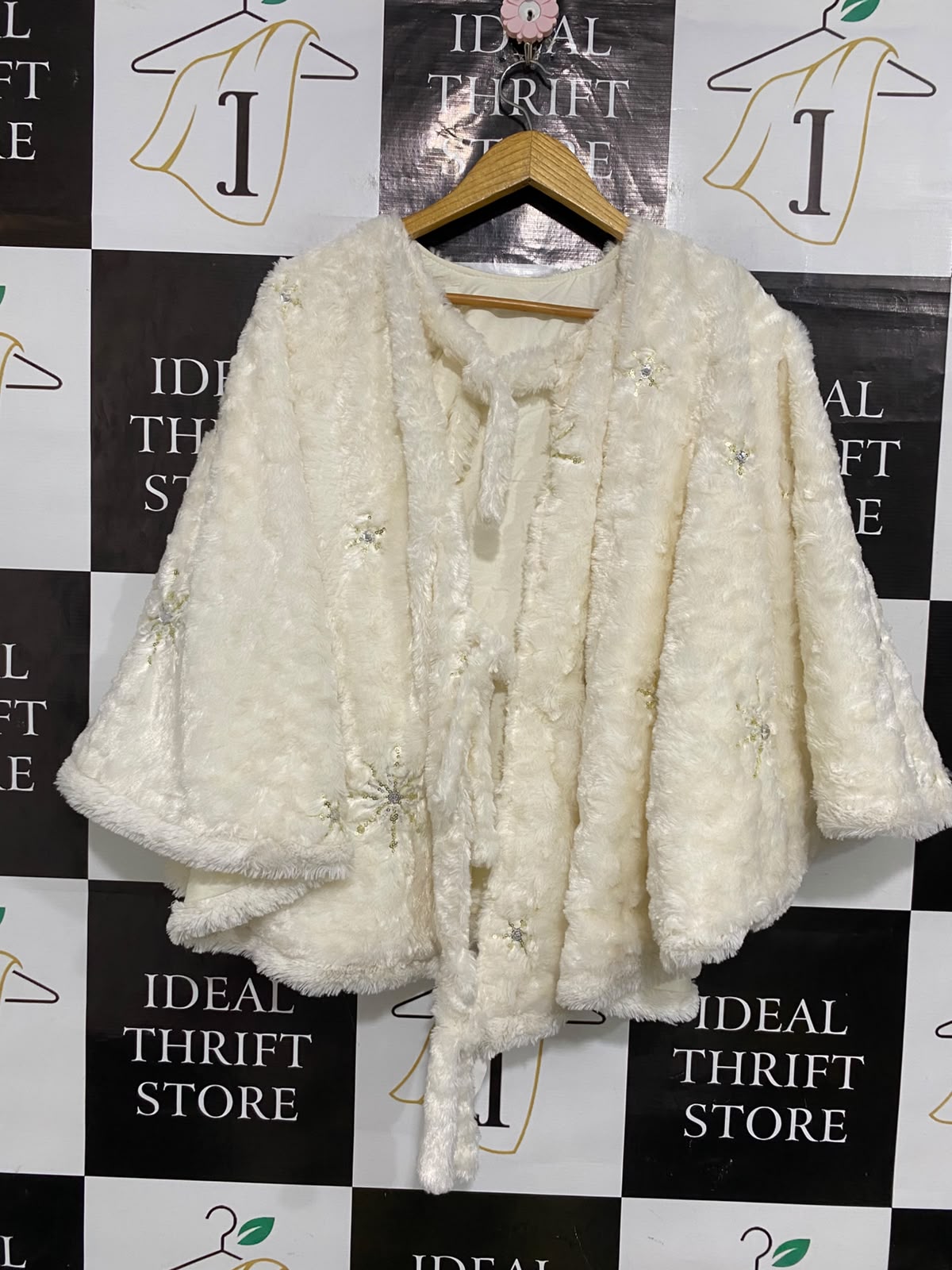 PIER 1 IMPORTS |M| BUST FREE | A53| IVORY FAUX-FUR EMBROIDERED ILLUMINATED TECHNICAL UTILITY CAPE