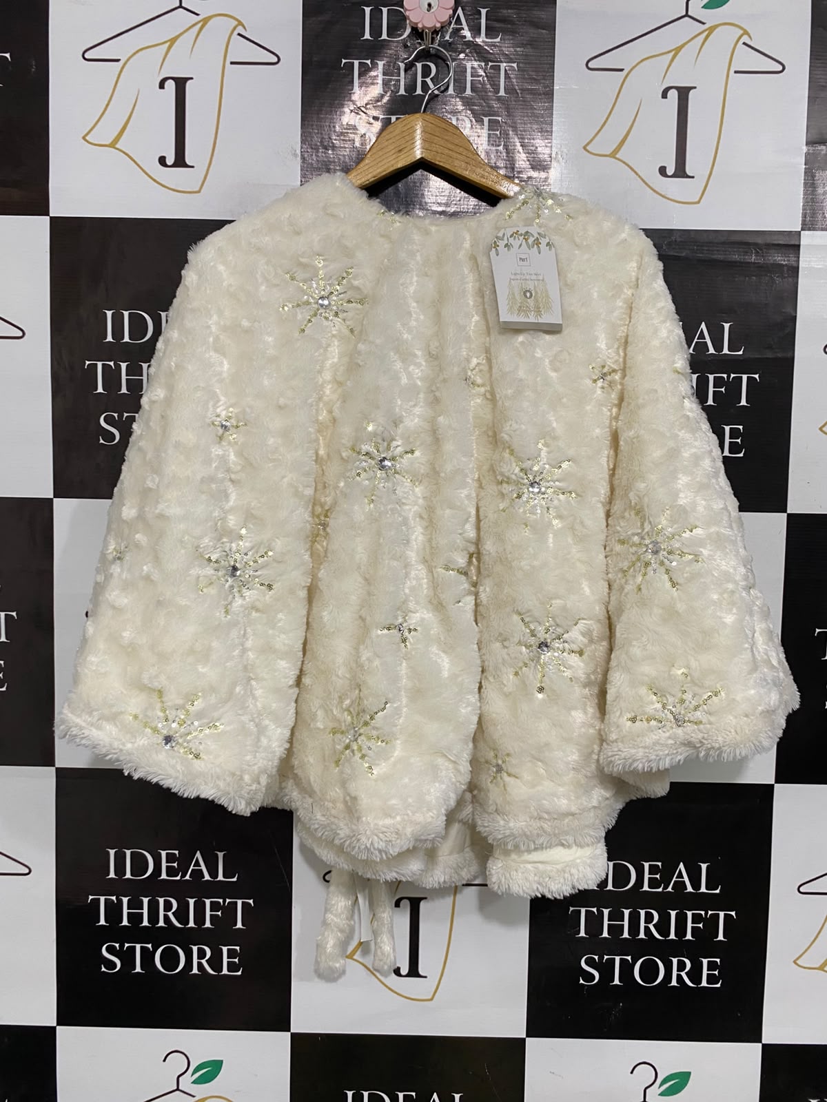 PIER 1 IMPORTS |M| BUST FREE | A53| IVORY FAUX-FUR EMBROIDERED ILLUMINATED TECHNICAL UTILITY CAPE