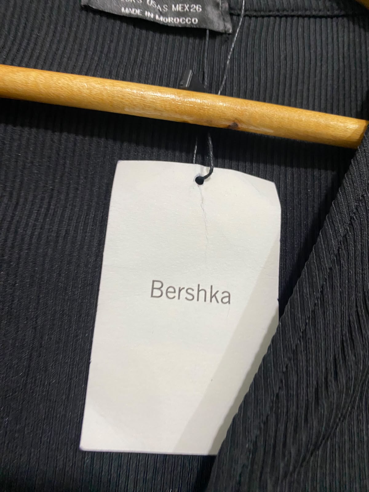 BERSHKA |S| BUST 14| A52| BLACK BERSHKA V-NECK O-RING FRONT TECHNICAL UTILITY CROP TOP