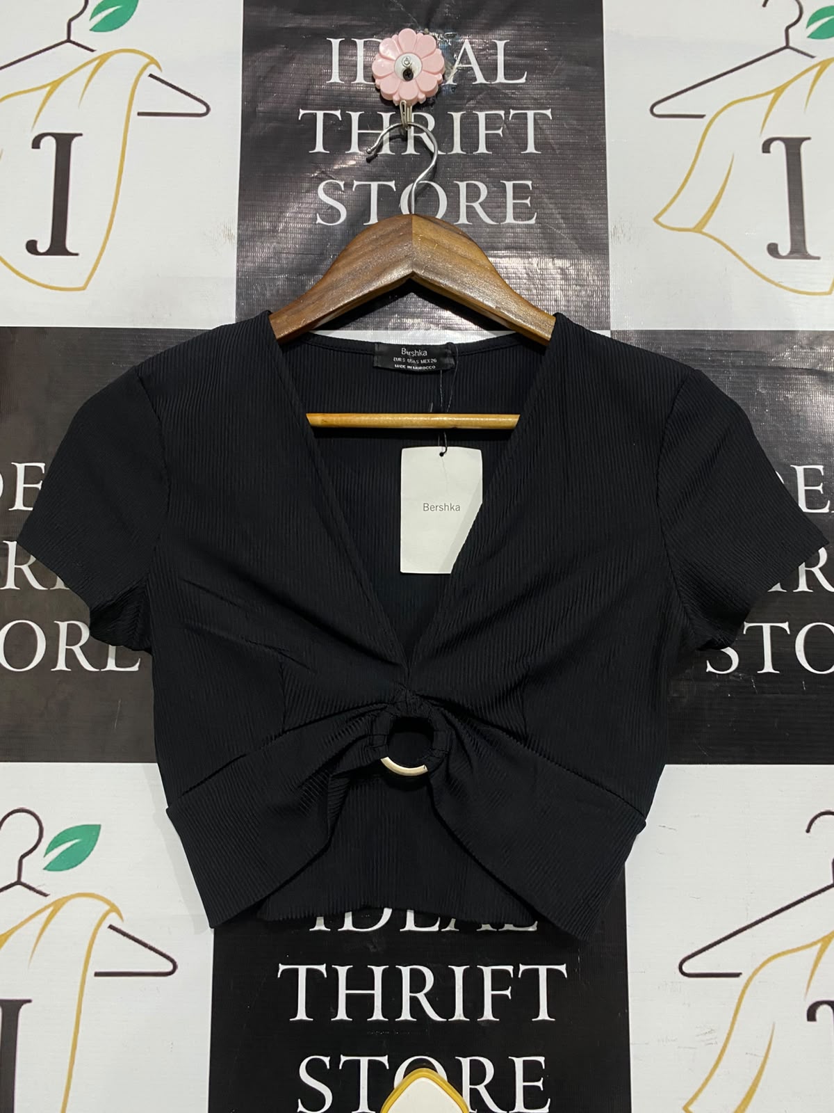 BERSHKA |S| BUST 14| A52| BLACK BERSHKA V-NECK O-RING FRONT TECHNICAL UTILITY CROP TOP
