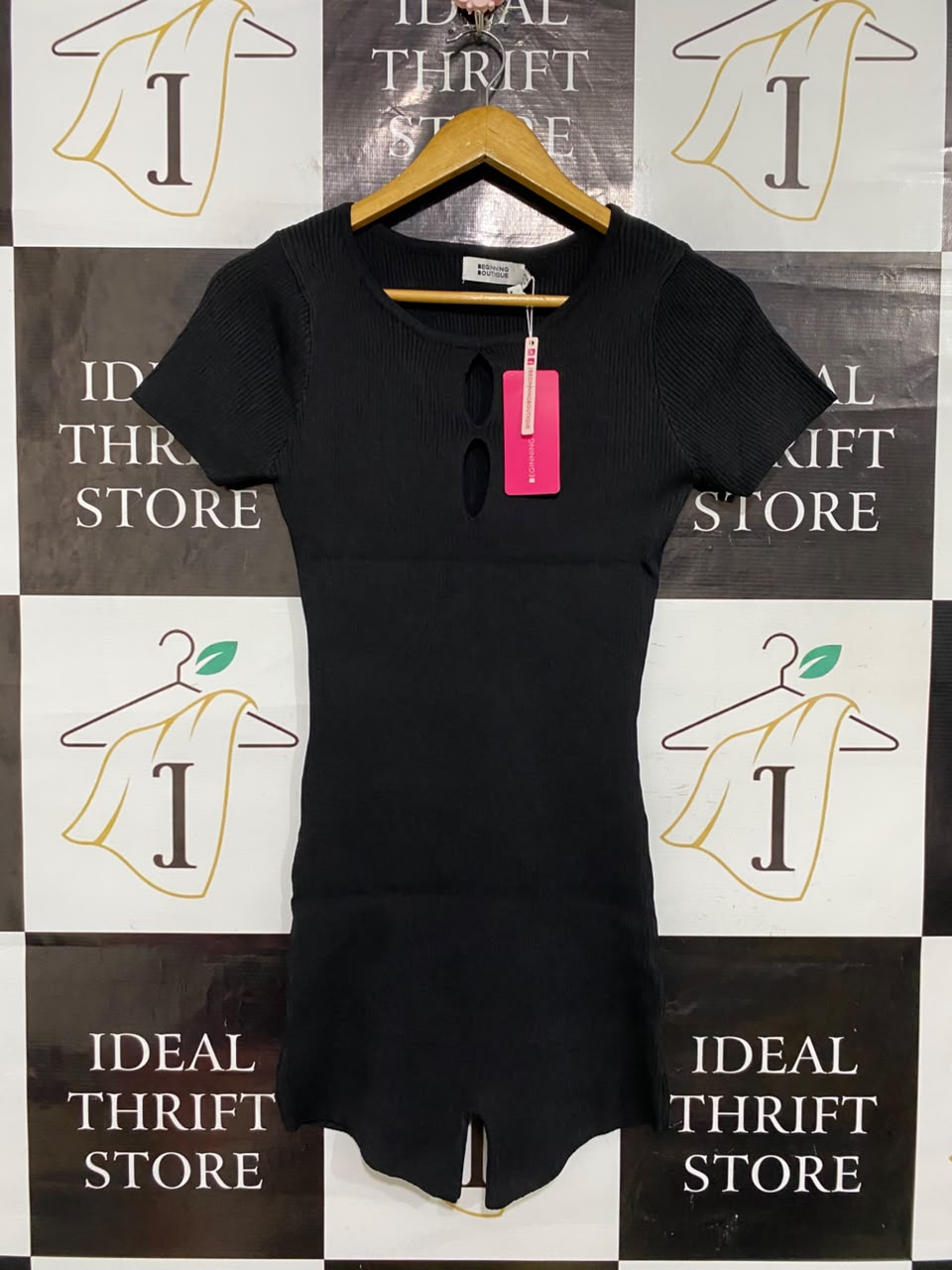 BEGINNING BOUTIQUE |S| BUST 14| A55| BLACK RIBBED KEYHOLE SHORT-SLEEVE TECHNICAL UTILITY ROMPER