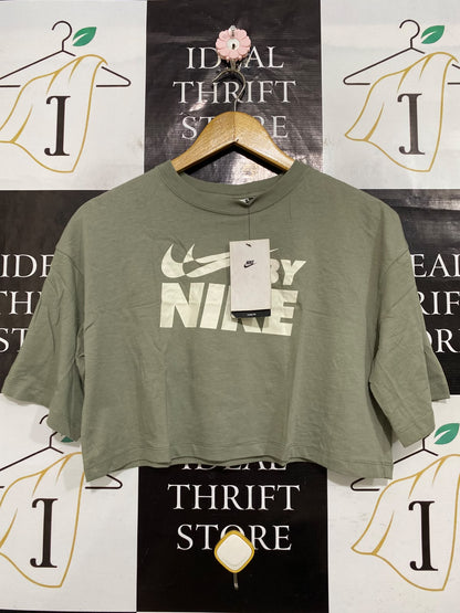 NIKE |M| BUST 20| A57| SAGE GREEN LOGO-PRINT TECHNICAL UTILITY CROP T-SHIRT