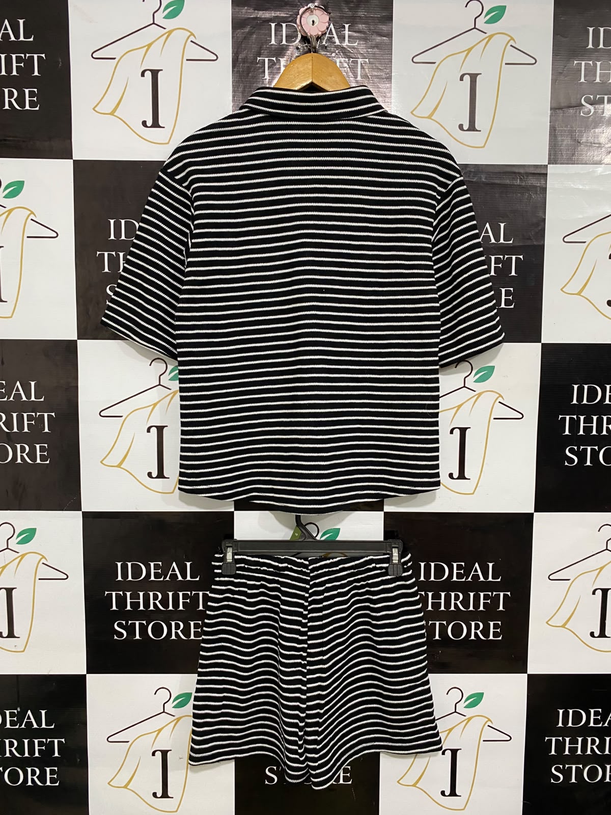 |M| A58| BLACK & WHITE STRIPED BUTTON-DOWN SHIRT AND SHORTS TECHNICAL UTILITY SET