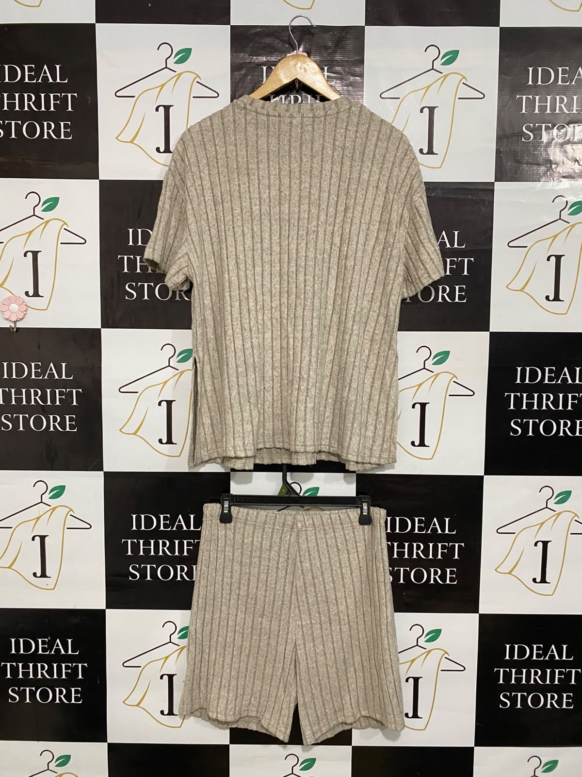 SHEIN |L| A59| BEIGE RIBBED SHORT-SLEEVE TOP AND SHORTS TECHNICAL UTILITY SET