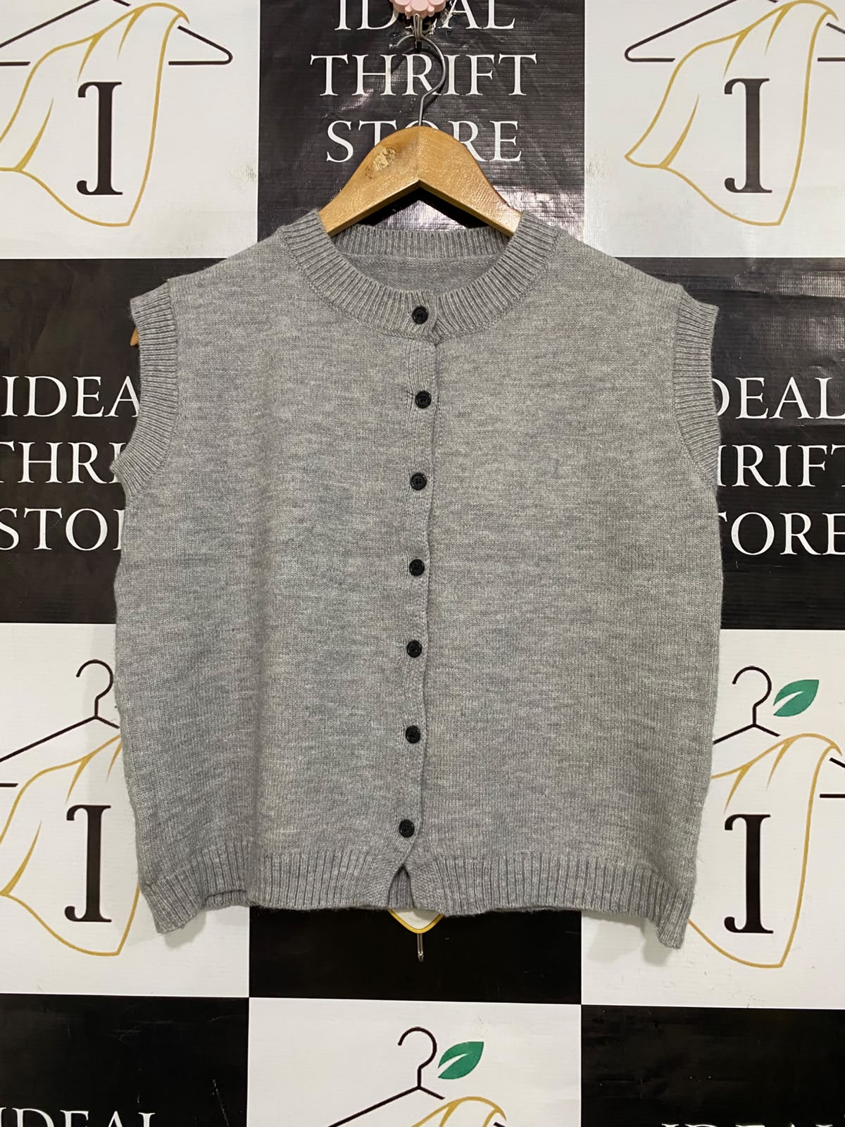 |L| BUST 19| A62| GREY BUTTON-UP KNIT TECHNICAL UTILITY VEST