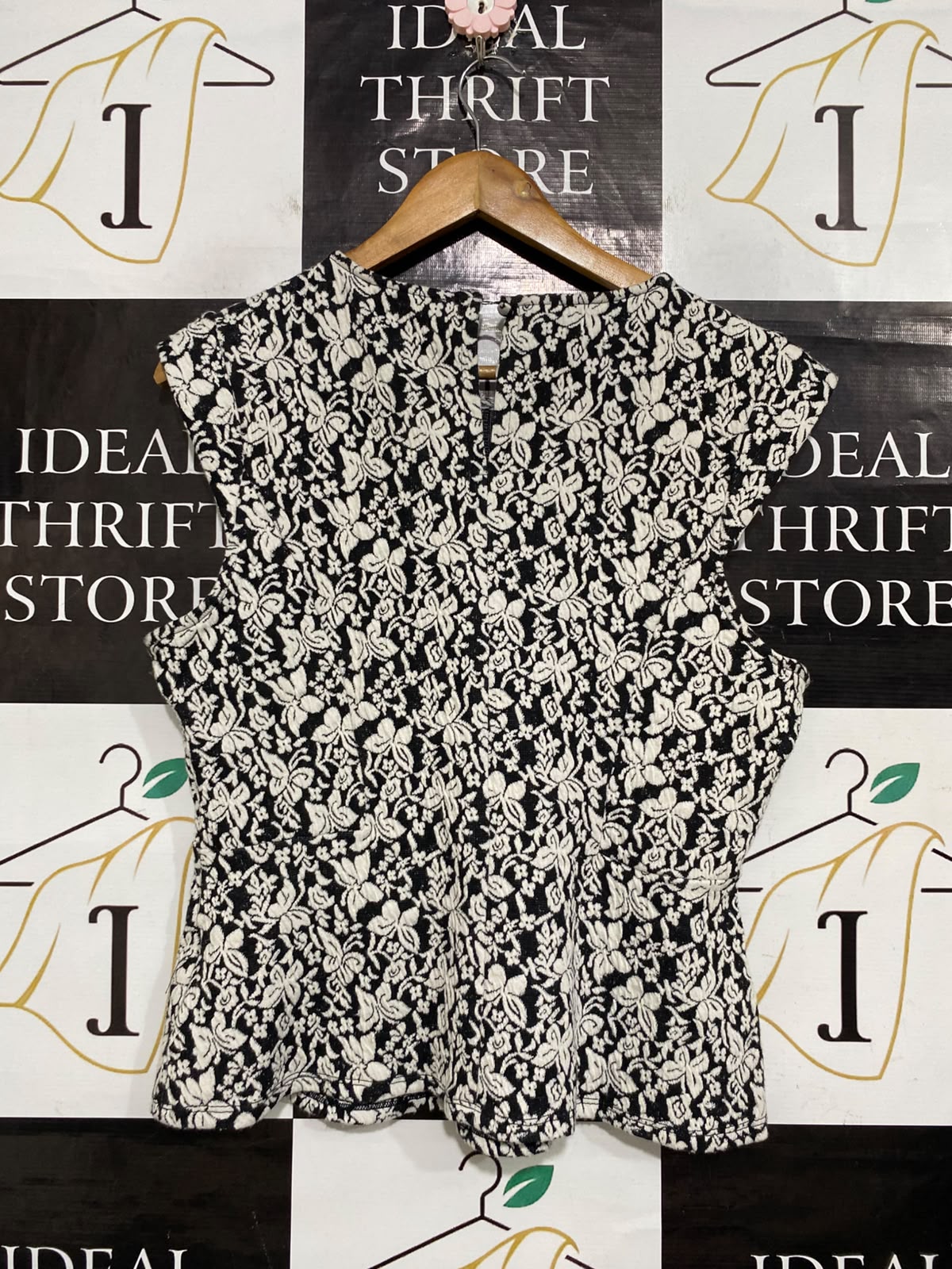 BASQUE |M| BUST 19| A63| BLACK AND WHITE FLORAL BROCADE TECHNICAL UTILITY PEPLUM TOP