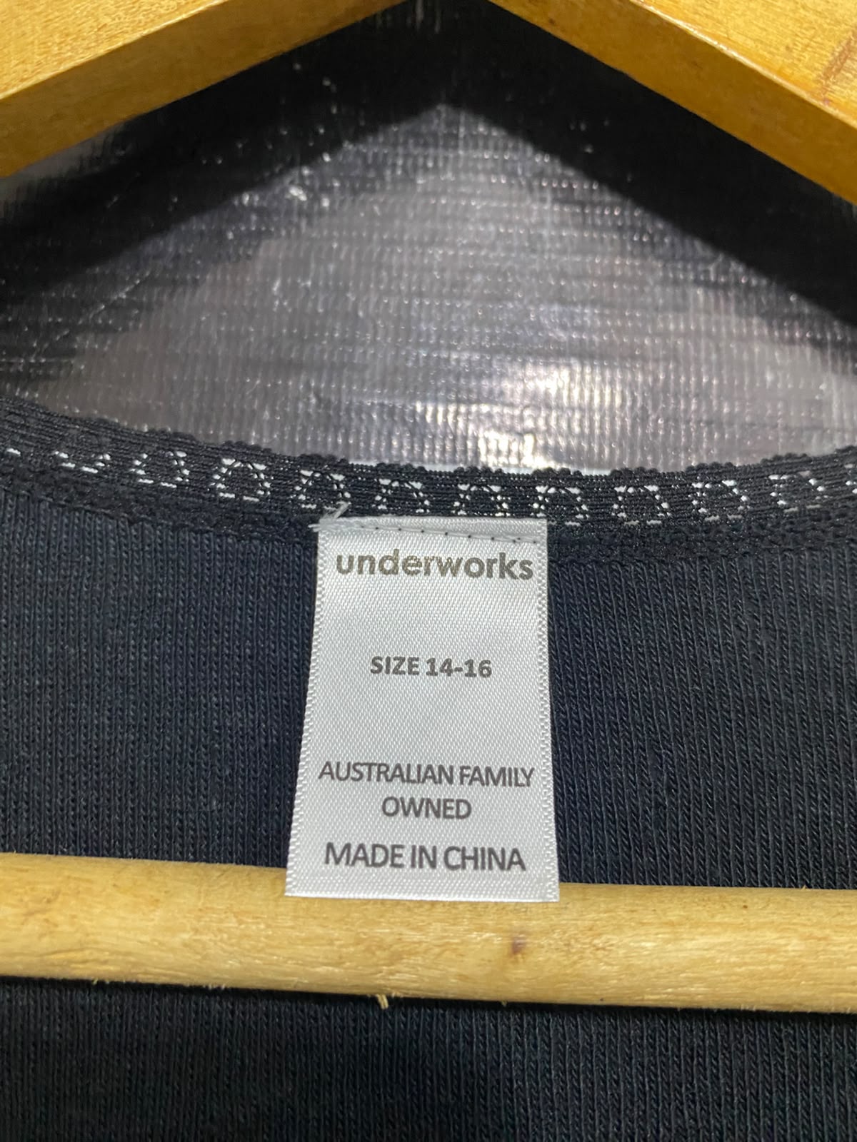 UNDER WORKS |XS| BUST 16| A63| BLACK SCOOP-NECK LONG-SLEEVE TECHNICAL UTILITY THERMAL TOP