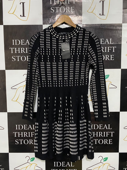 VG EDITION |L| BUST 15| A66| BLACK AND WHITE PATTERNED LONG-SLEEVE TECHNICAL UTILITY DRESS