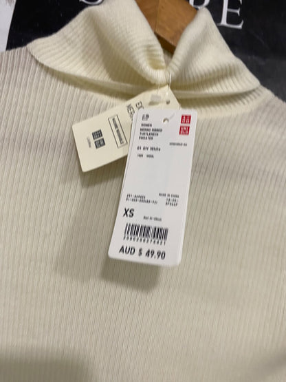UNIQLO |XS| BUST 13| A65| OFF-WHITE RIBBED TURTLENECK LONG-SLEEVE  SWEATER