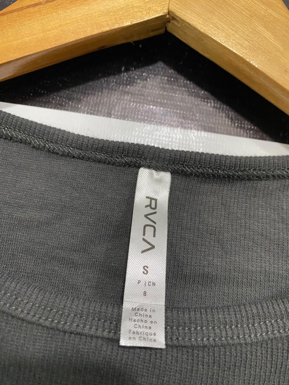 RVCA |S| BUST 14| A66| CHARCOAL COBRA EMBROIDERED CROP TOP TEE