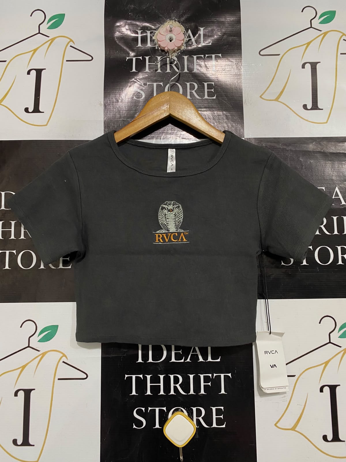 RVCA |S| BUST 14| A66| CHARCOAL COBRA EMBROIDERED CROP TOP TEE