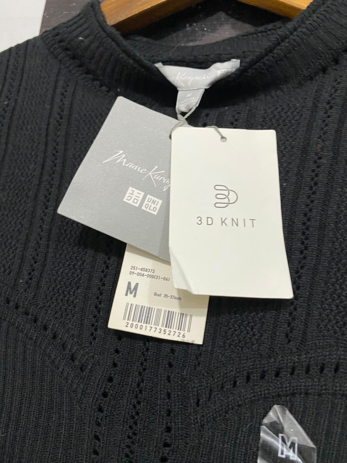 UNIQLO |M| BUST 15| A66| BLACK 3D KNIT ARCHITECTURAL RIBBED SHORT-SLEEVE TOP