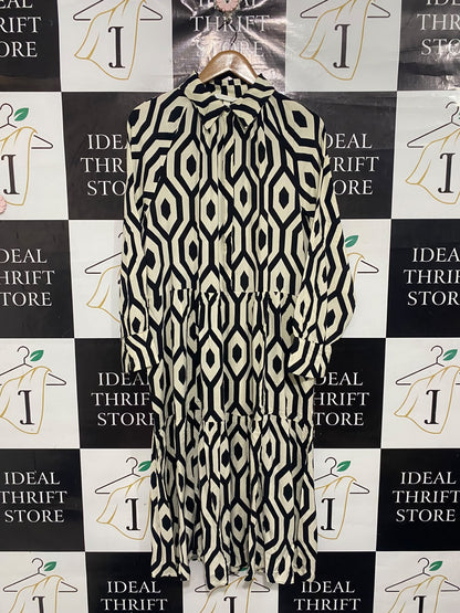 H&M |M| BUST 21| A67| MONOCHROME GEOMETRIC PRINT TIERED SHIRT DRESS