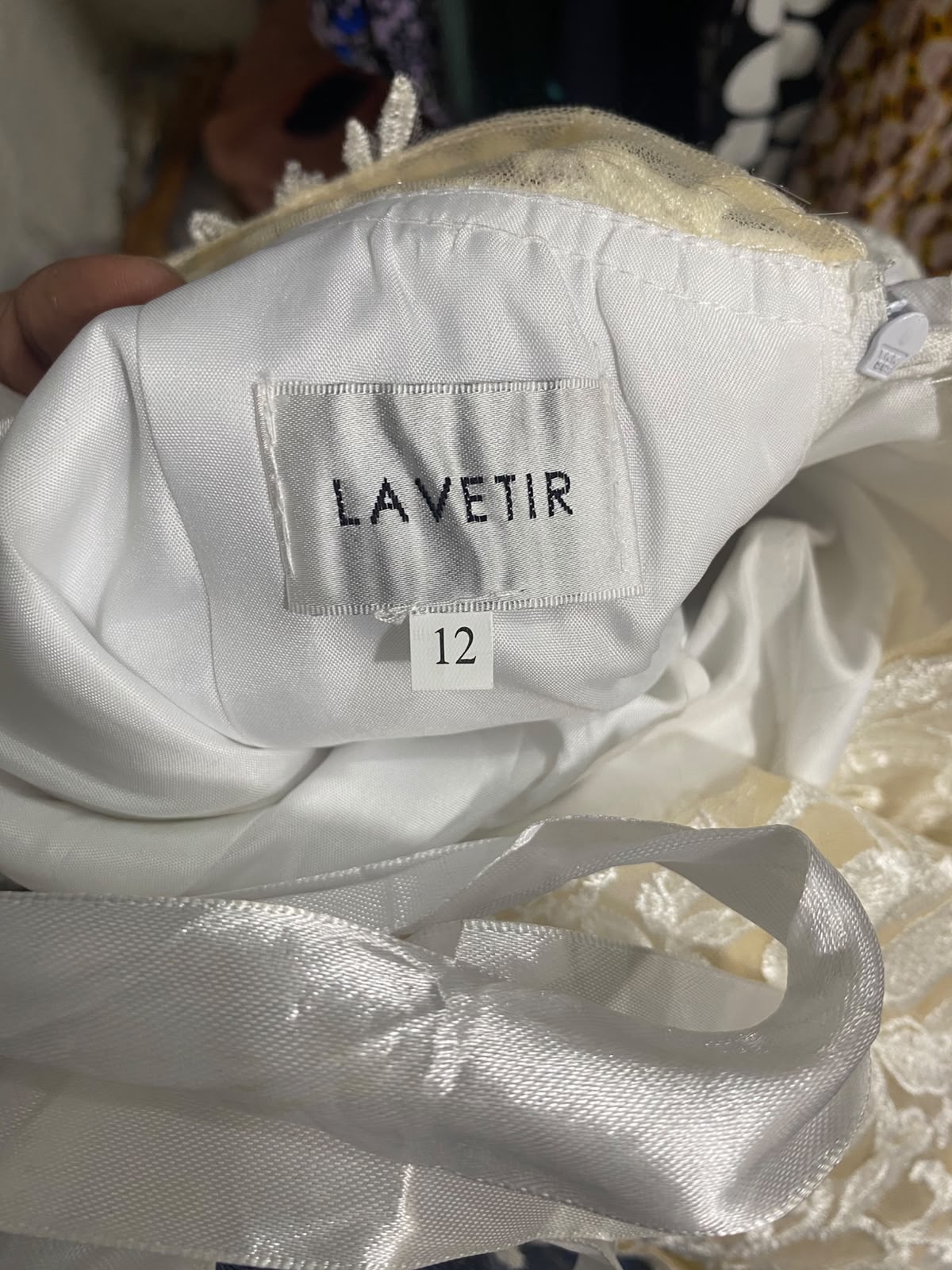 LAVETIR |M| BUST 20| A33| WHITE LACE APPLIQUE LONG-SLEEVE WEDDING GOWN