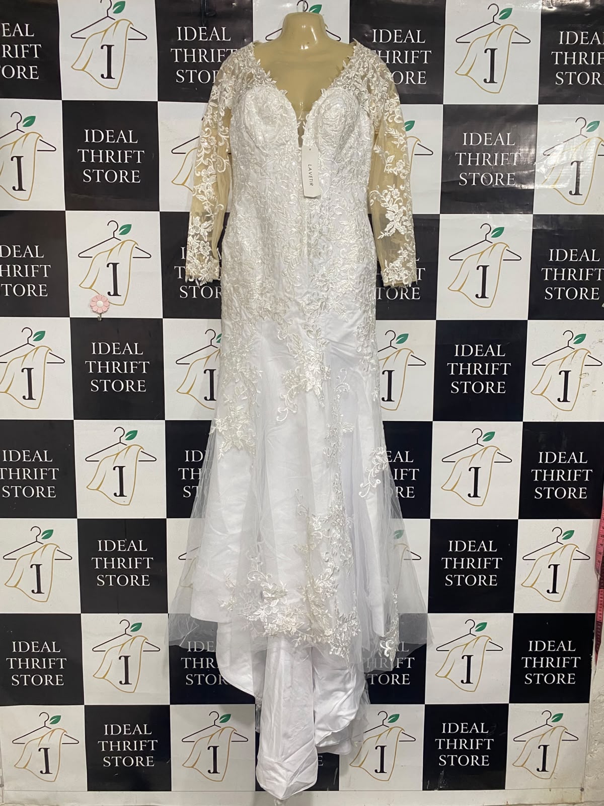 LAVETIR |M| BUST 20| A33| WHITE LACE APPLIQUE LONG-SLEEVE WEDDING GOWN