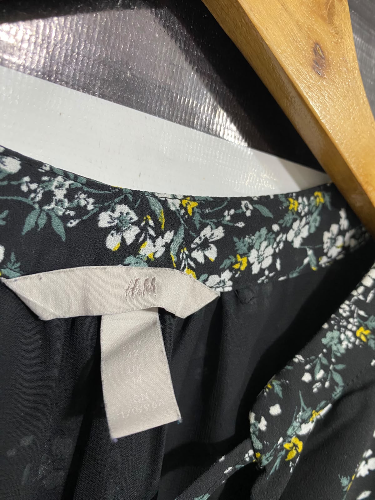 H&M |M| BUST 19| A67| BLACK AUR WHITE DAISY FLORAL TIE-NECK MIDI DRESS
