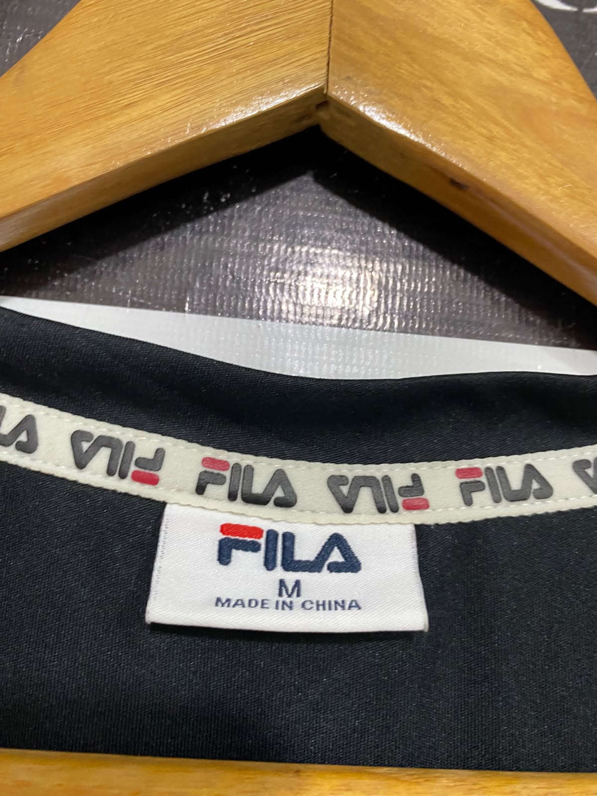 FILA |M| BUST 17| A68|  BLACK V-NECK GRAPHIC ATHLETIC T-SHIRT