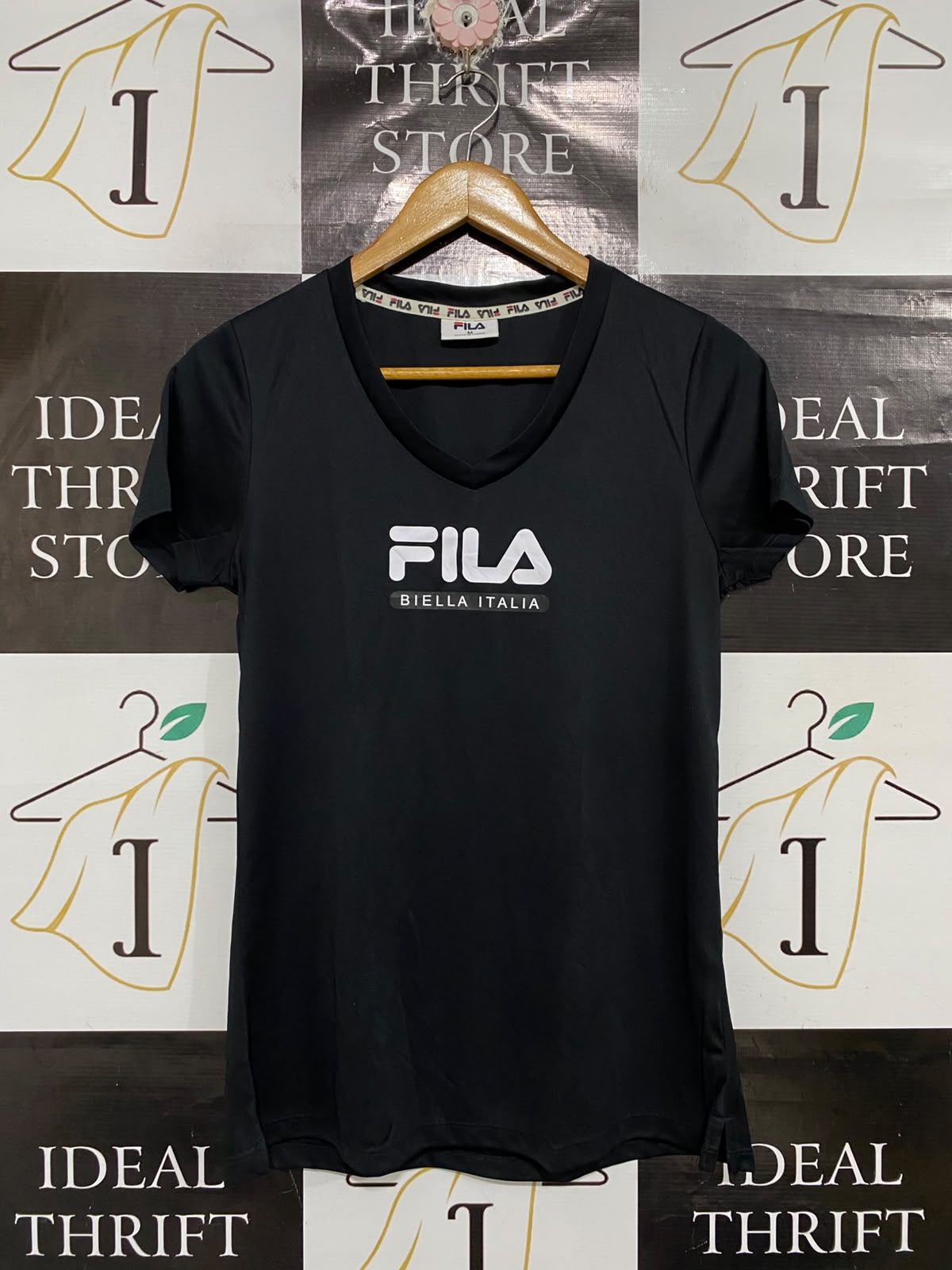 FILA |M| BUST 17| A68|  BLACK V-NECK GRAPHIC ATHLETIC T-SHIRT