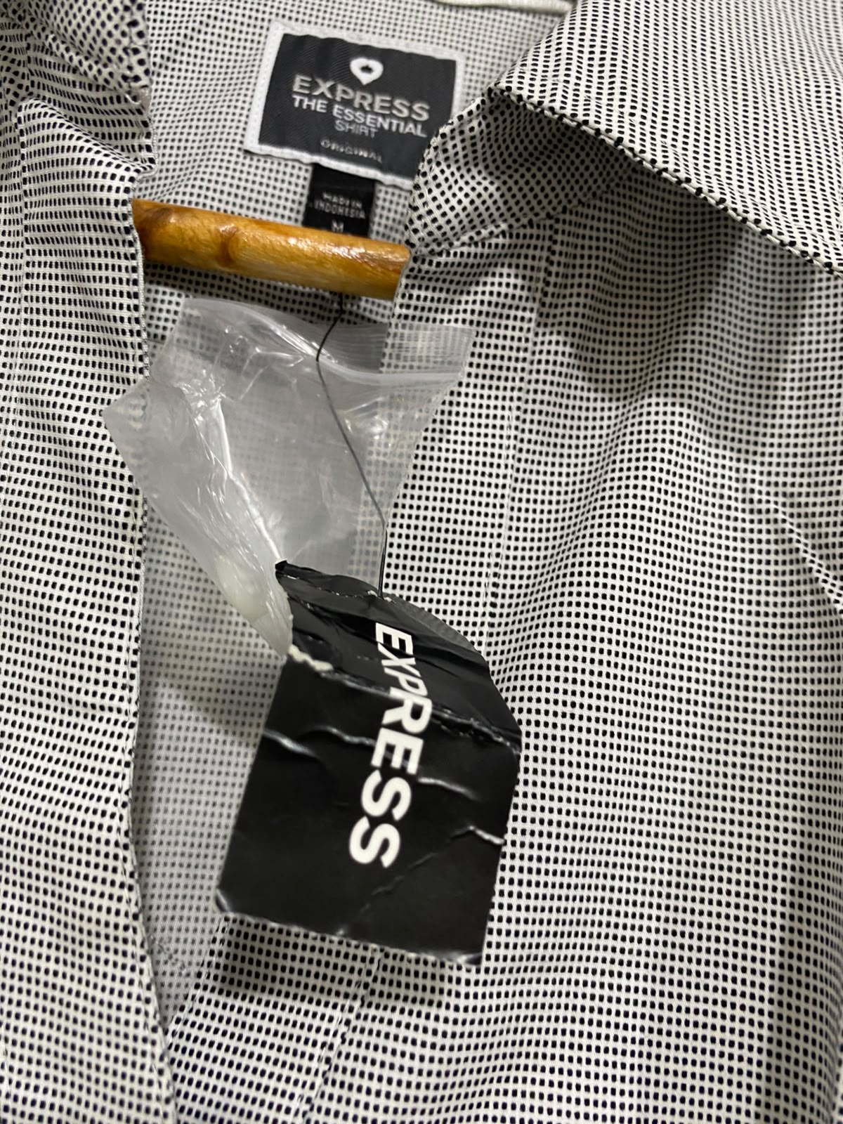 EXPRESS |M| BUST 18| A68| GREY & WHITE CHECKED FITTED LONG SLEEVE BUTTON-DOWN SHIRT