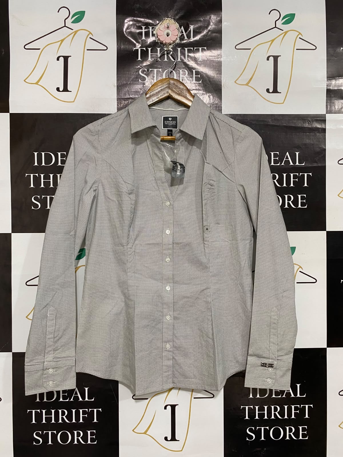 EXPRESS |M| BUST 18| A68| GREY & WHITE CHECKED FITTED LONG SLEEVE BUTTON-DOWN SHIRT