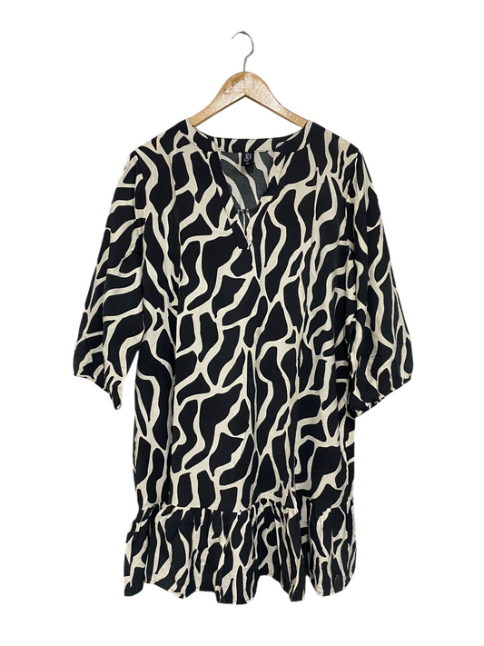 GINA |XL| BUST 23| A68|  LAURA BLACK & WHITE ABSTRACT ANIMAL PRINT RUFFLE TUNIC DRESS