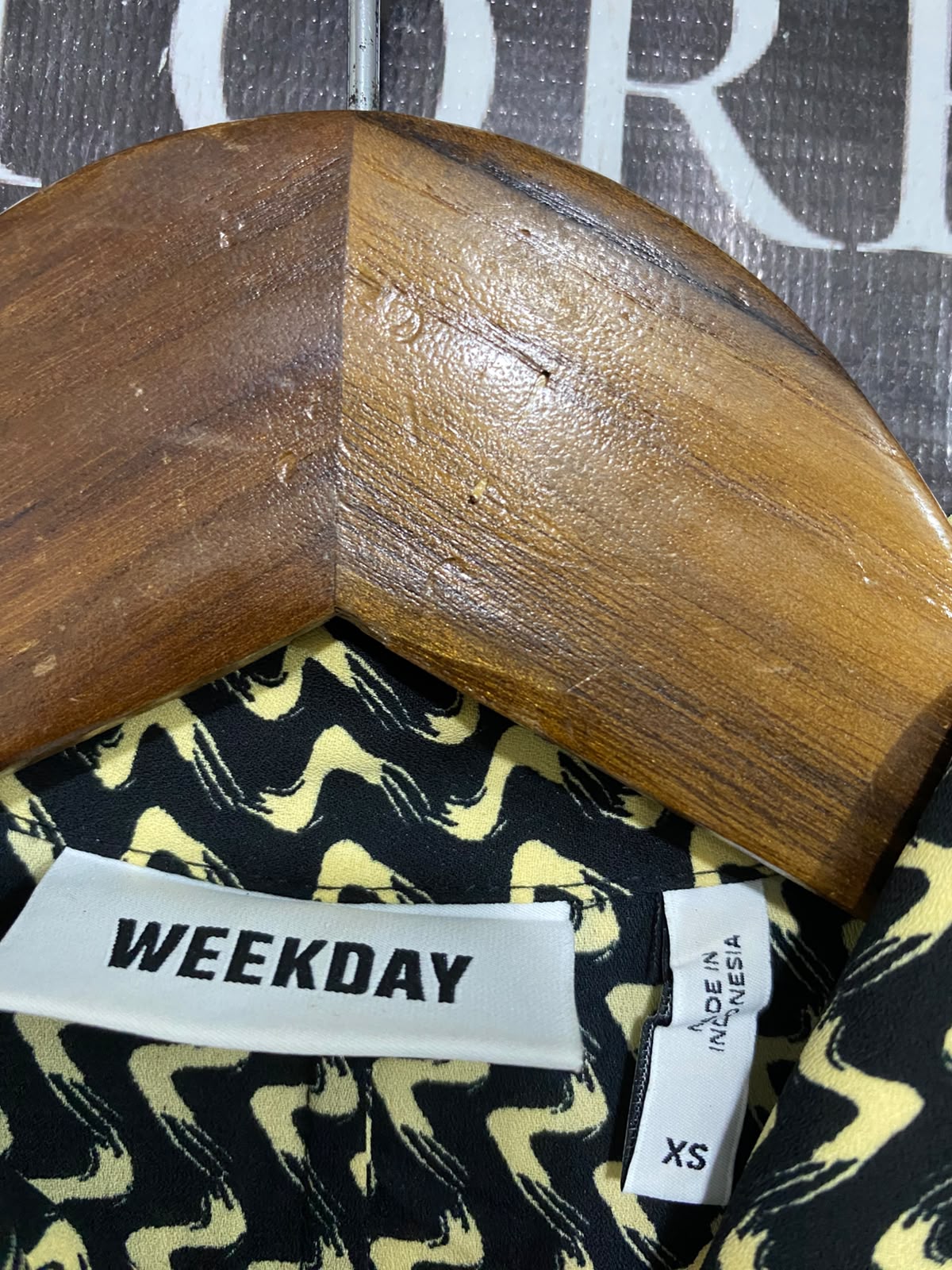 WEEKDAY |XS| BUST 16| A69| BLACK & YELLOW GEOMETRIC ZIGZAG SHIRT MIDI DRESS