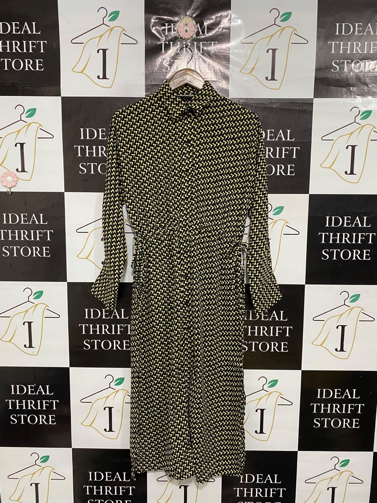 WEEKDAY |XS| BUST 16| A69| BLACK & YELLOW GEOMETRIC ZIGZAG SHIRT MIDI DRESS