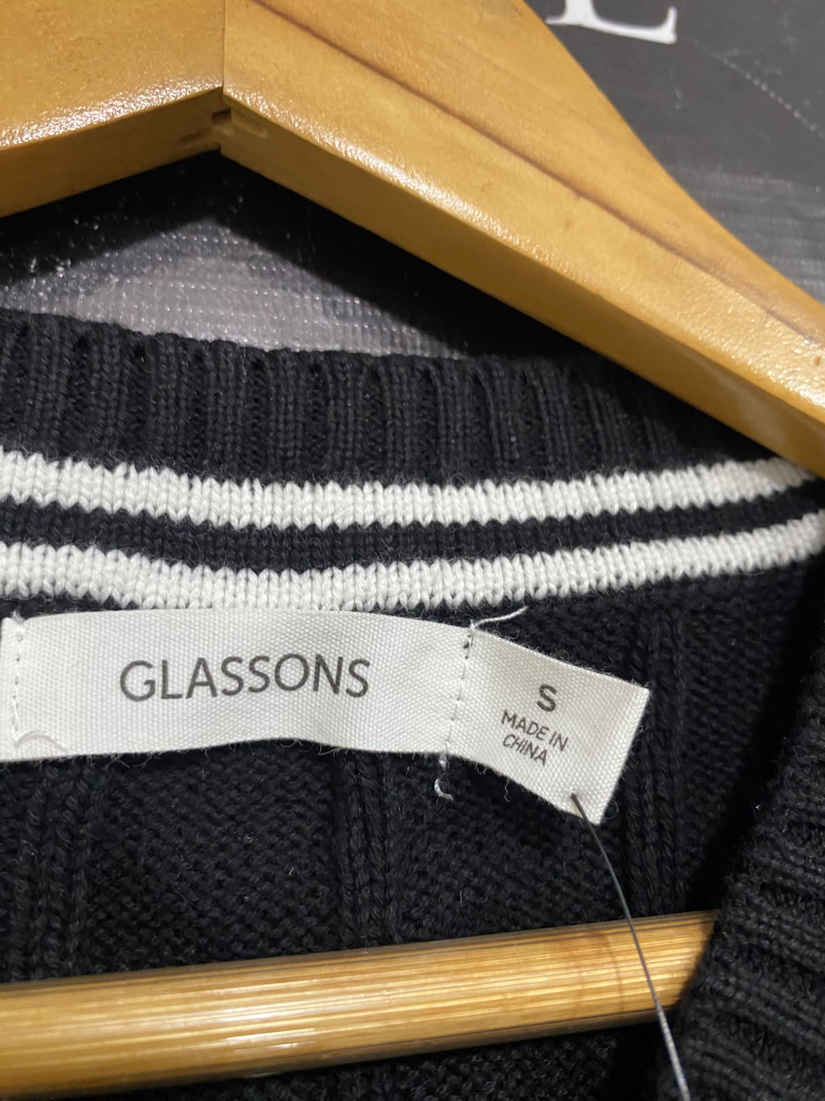 GLASSONS |S| BUST 17| A70|  BLACK V-NECK RIBBED SWEATER VEST