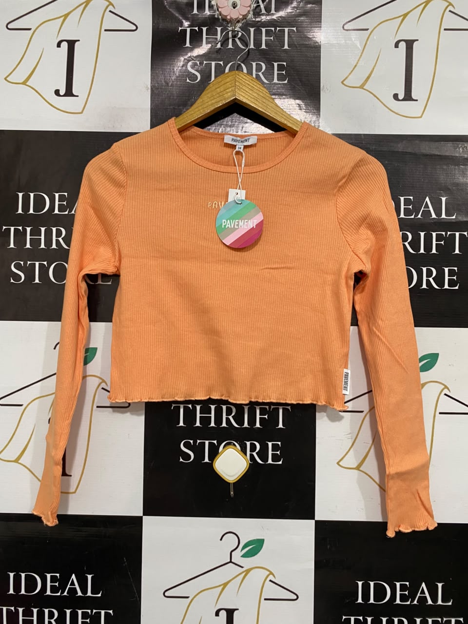PAVEMENT  |S | BUST 15  |A71 | PEACH RIBBED LETTUCE-TRIM LONG-SLEEVE CROP TOP