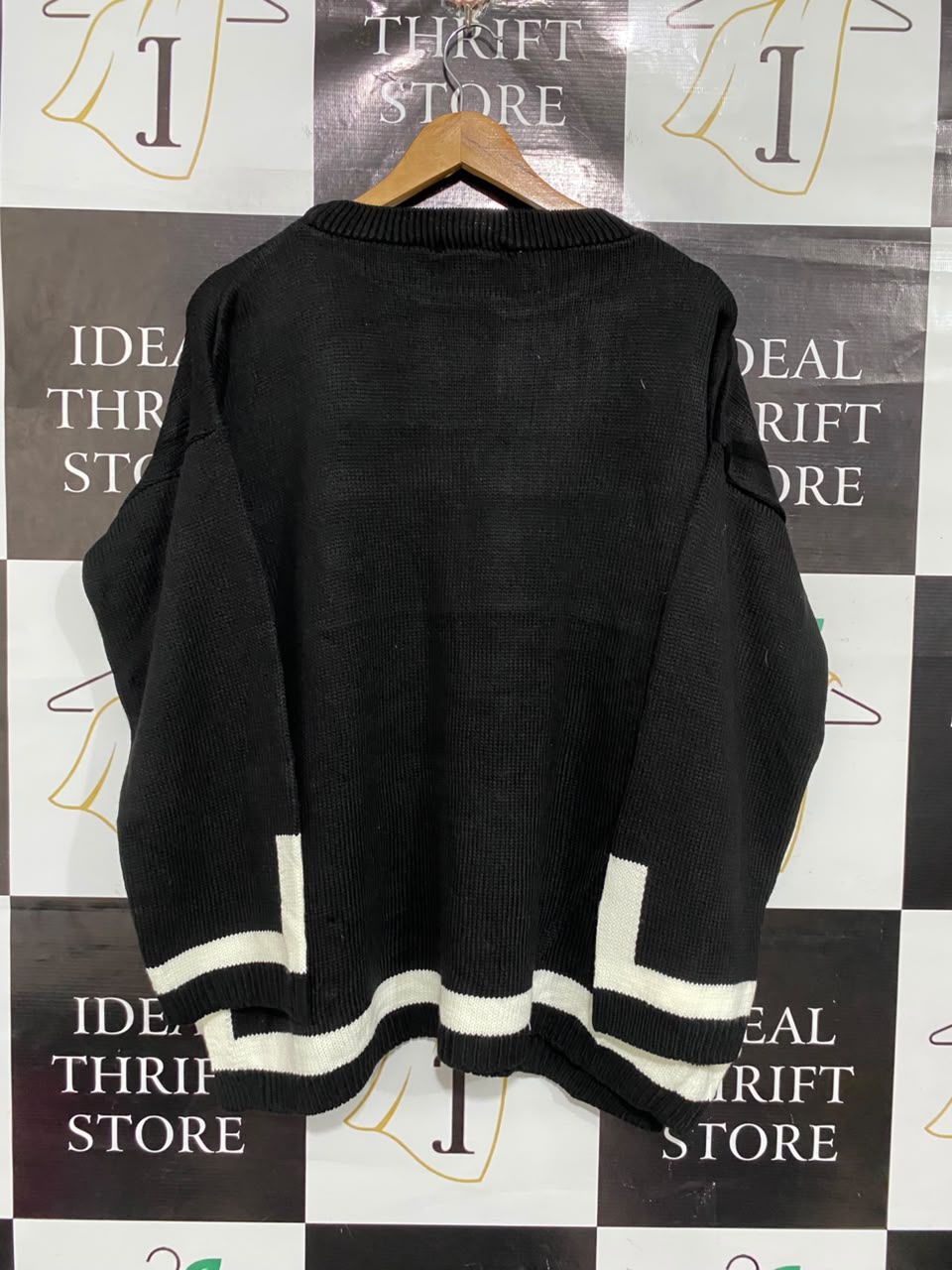 XISS |L| BUST 26  |A71 |  BLACK & WHITE CONTRAST STRIPE KNIT SWEATER