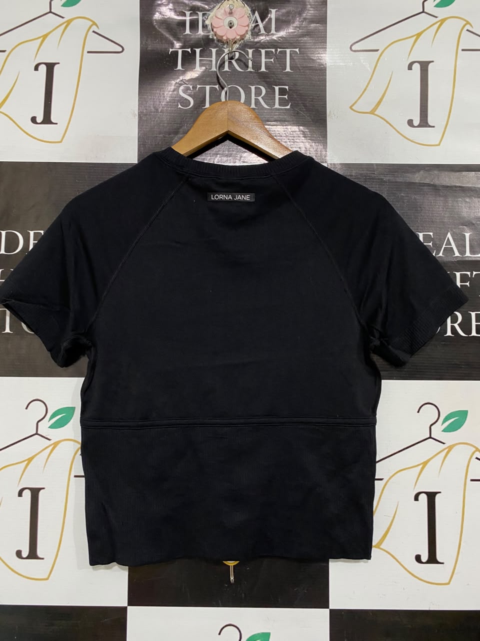 LORNA JANE |M | BUST 16  |A71 |  BLACK ACTIVE SHORT-SLEEVE TOP