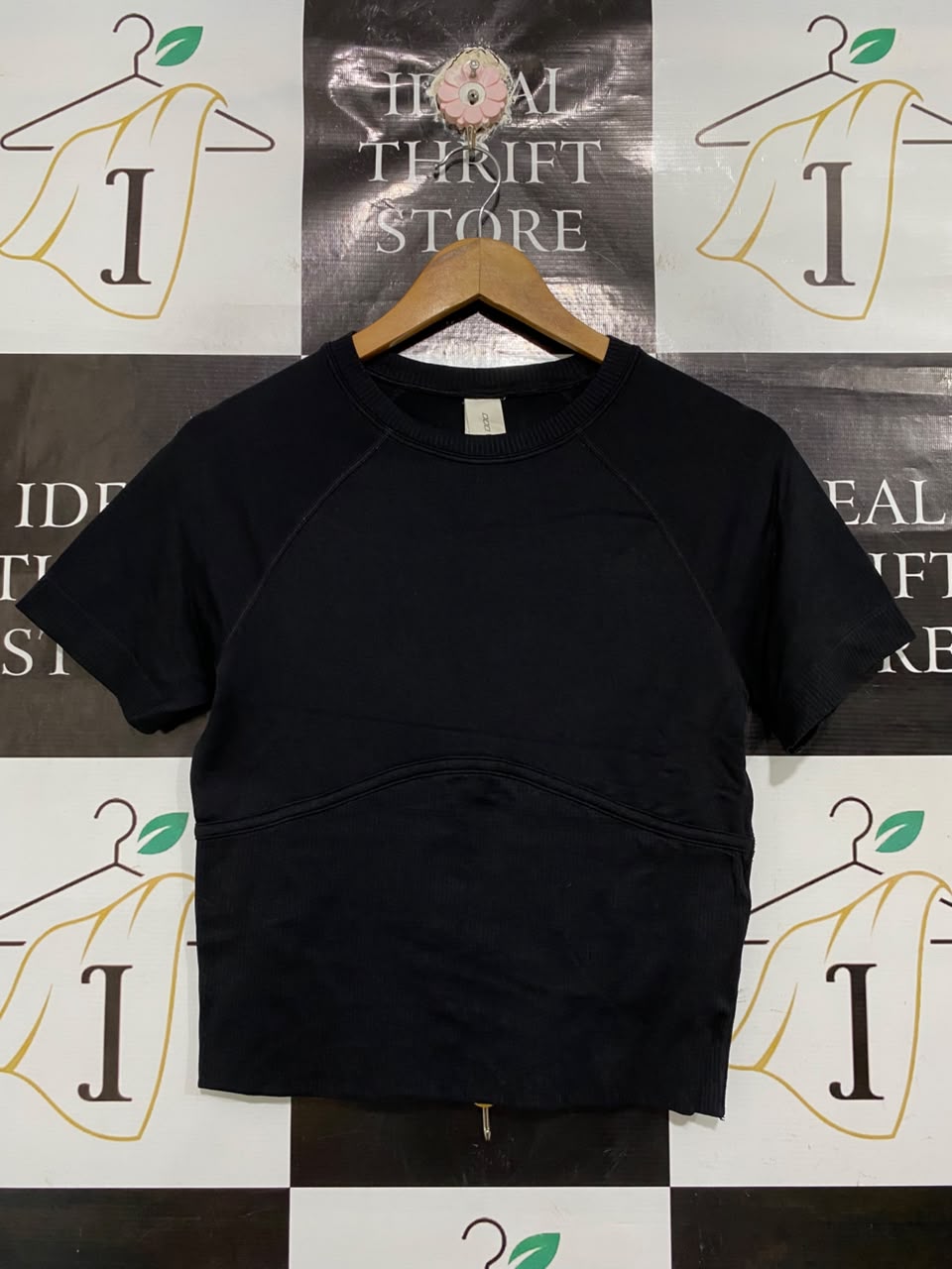 LORNA JANE |M | BUST 16  |A71 |  BLACK ACTIVE SHORT-SLEEVE TOP