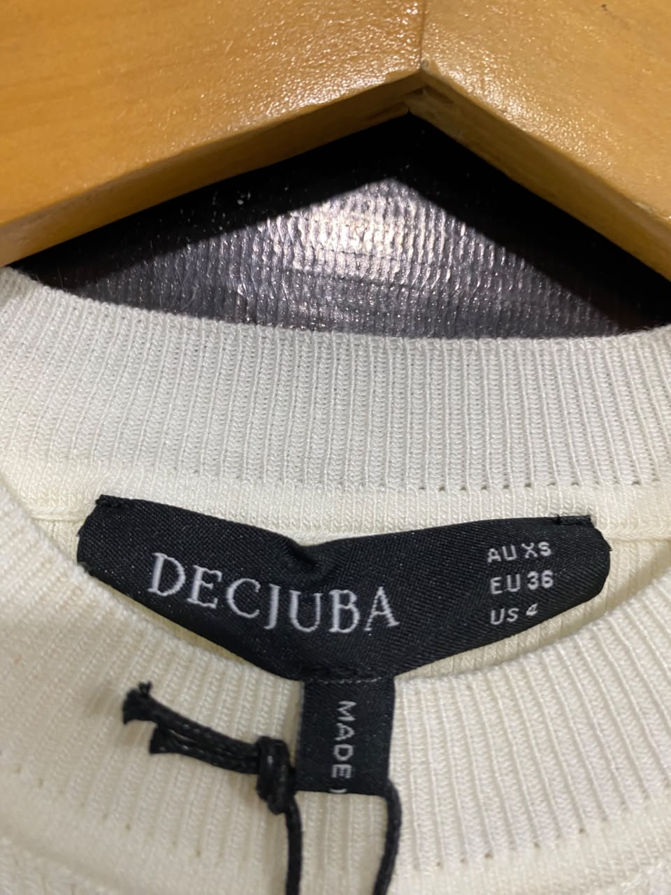 DECJUBA |XS | BUST 12| A70 |  OFF-WHITE RIBBED HALTER-NECK SCALLOPED KNIT TOP