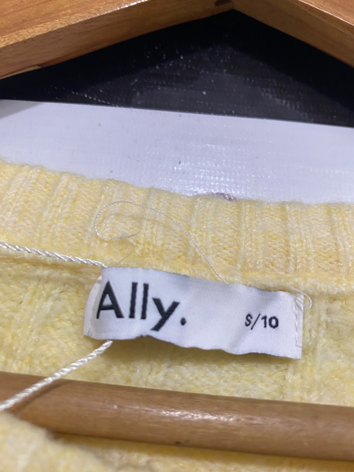 ALLY |S | BUST 24  |A72|   PASTEL YELLOW CABLE KNIT CREWNECK SWEATER