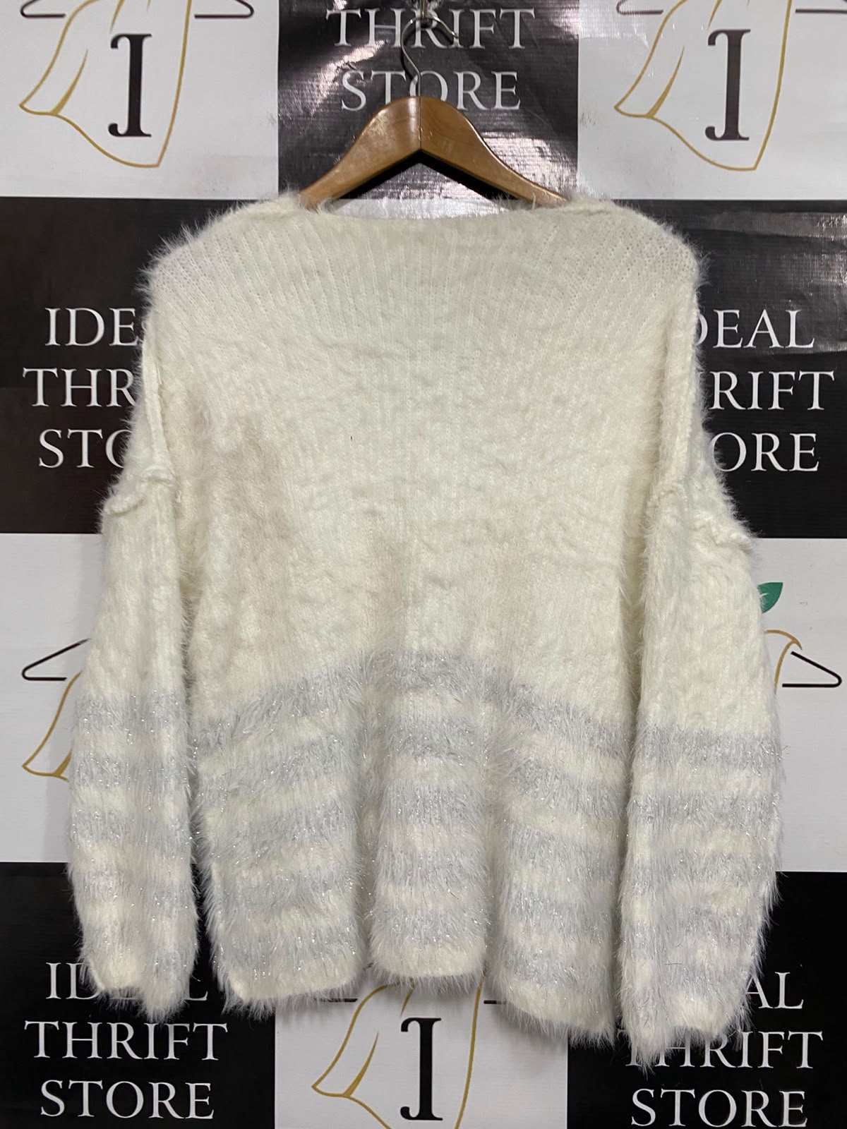 |M | BUST 21  | A73 | WHITE AND SILVER STRIPED FLUFFY V-NECK KNIT SWEATER