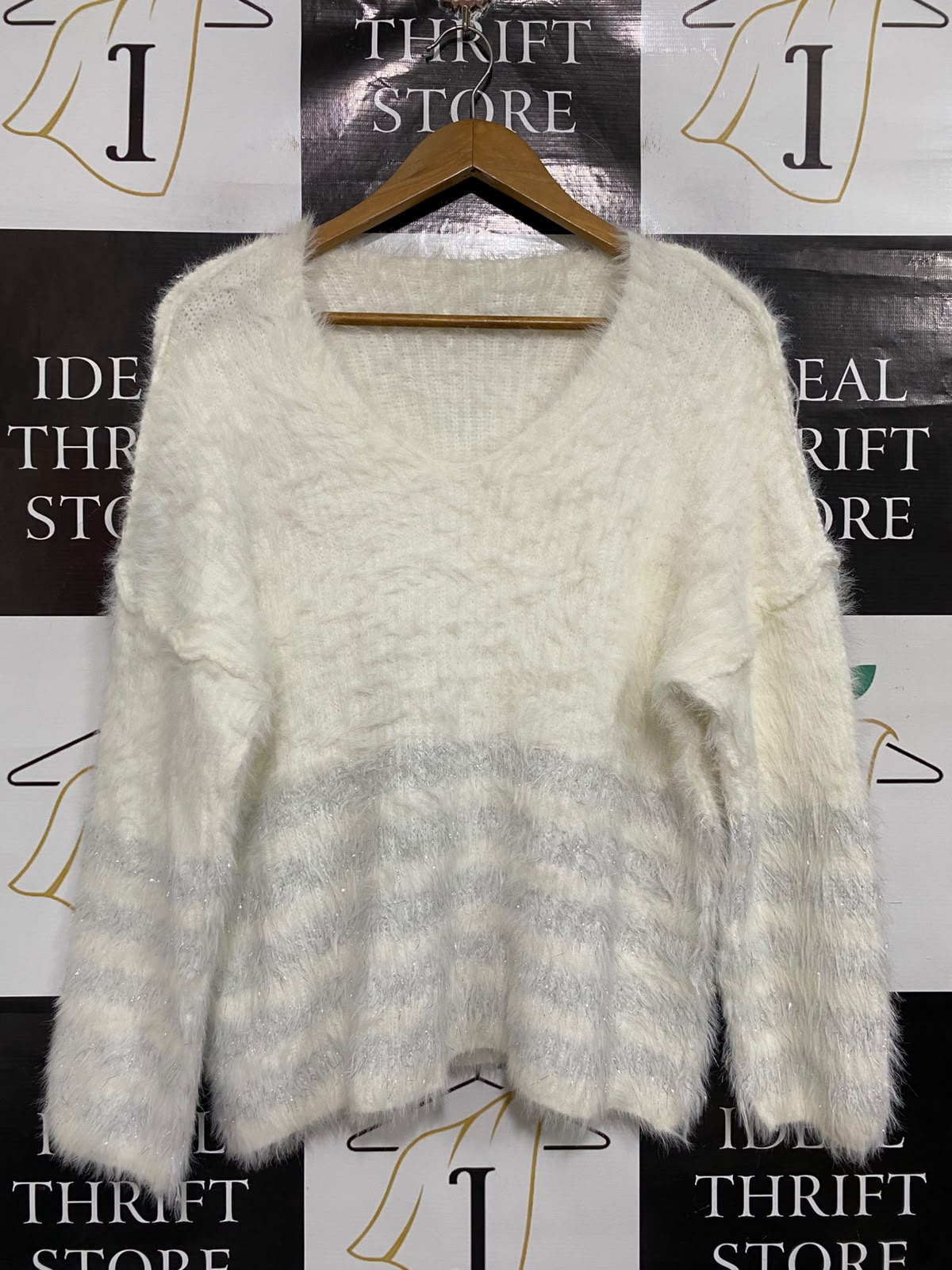 |M | BUST 21  | A73 | WHITE AND SILVER STRIPED FLUFFY V-NECK KNIT SWEATER