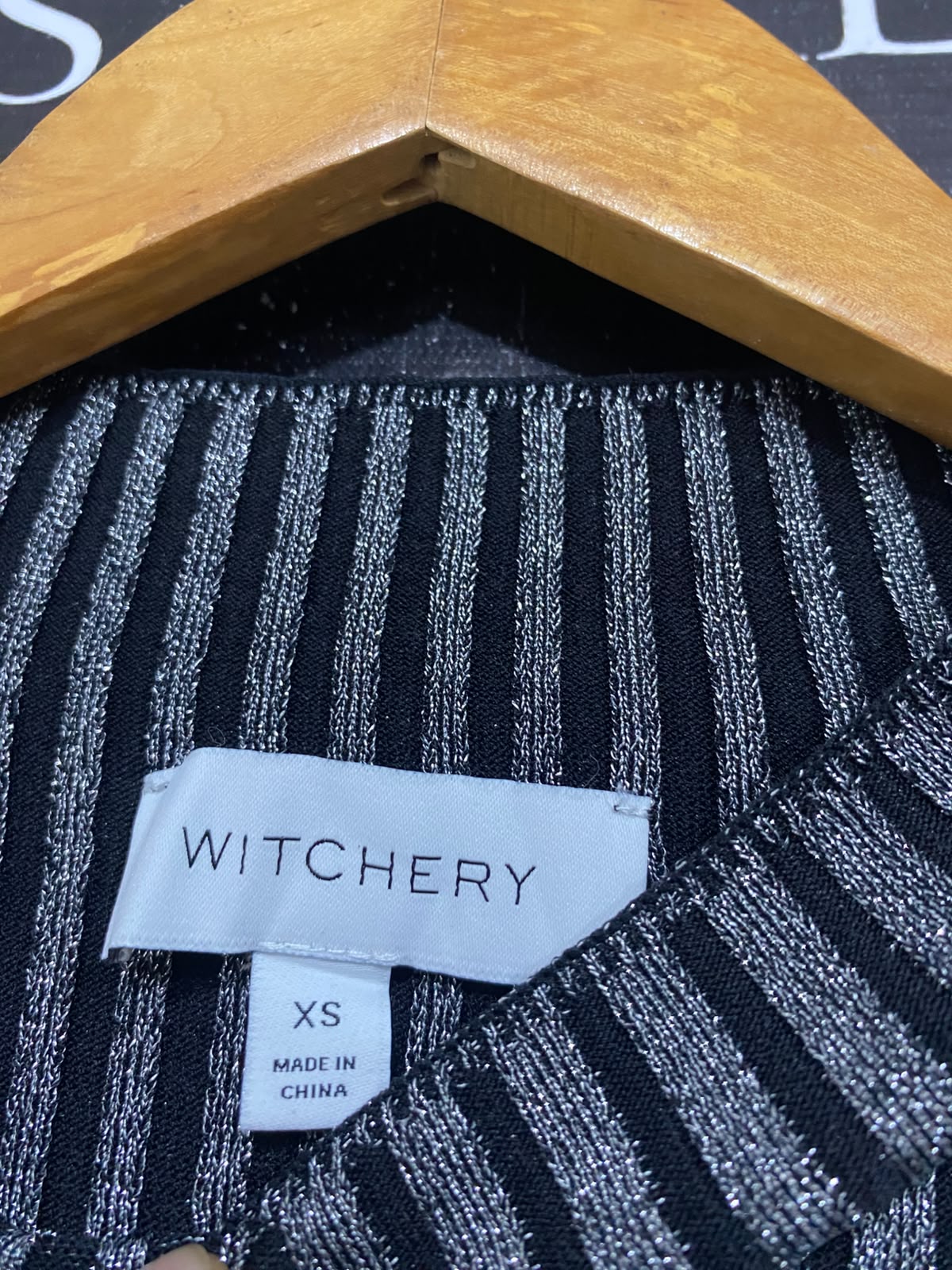 WITCHERY |XS | BUST 14 | A73 |  BLACK AND SILVER METALLIC RIBBED LONG-SLEEVE TOP