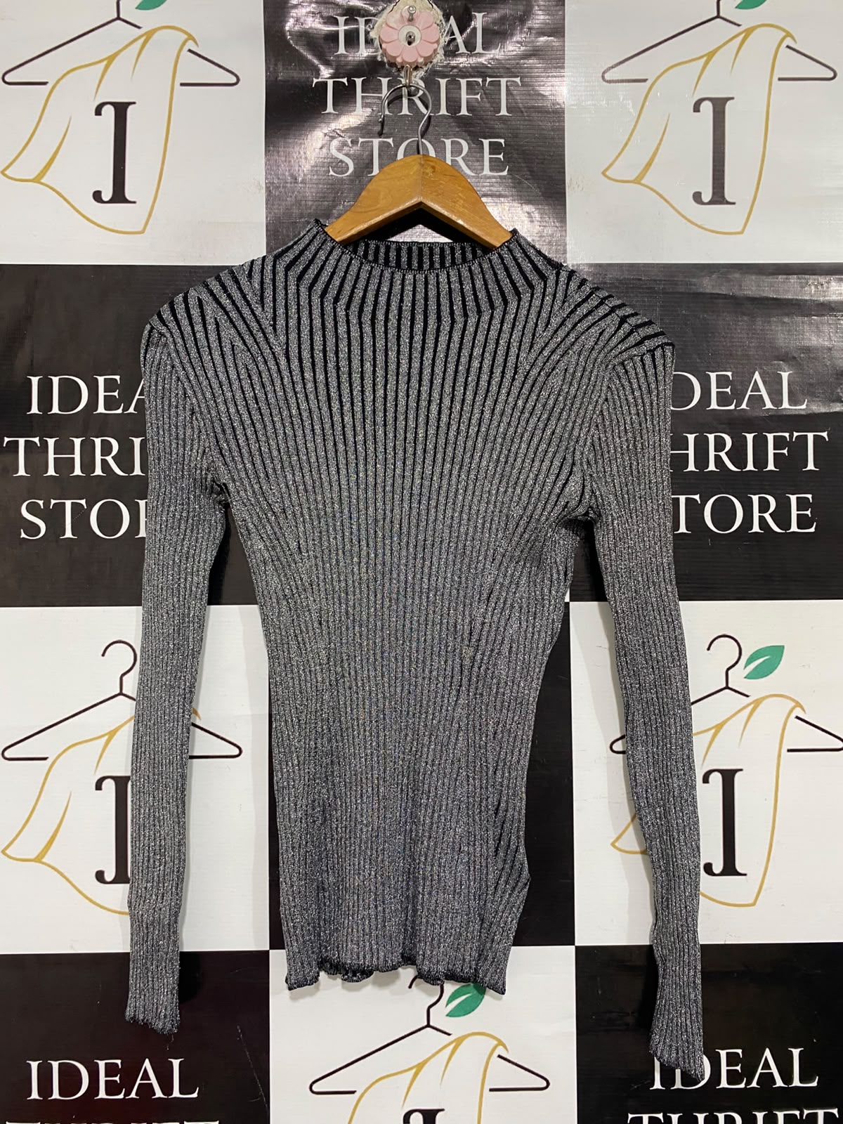 WITCHERY |XS | BUST 14 | A73 |  BLACK AND SILVER METALLIC RIBBED LONG-SLEEVE TOP