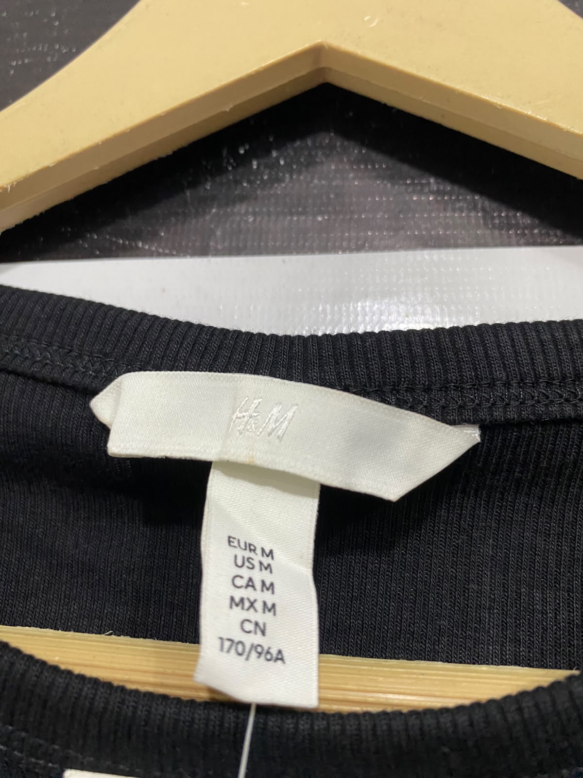 H&M |M | BUST 15 | A72 |  BLACK RIBBED CREW-NECK CROPPED TANK TOP