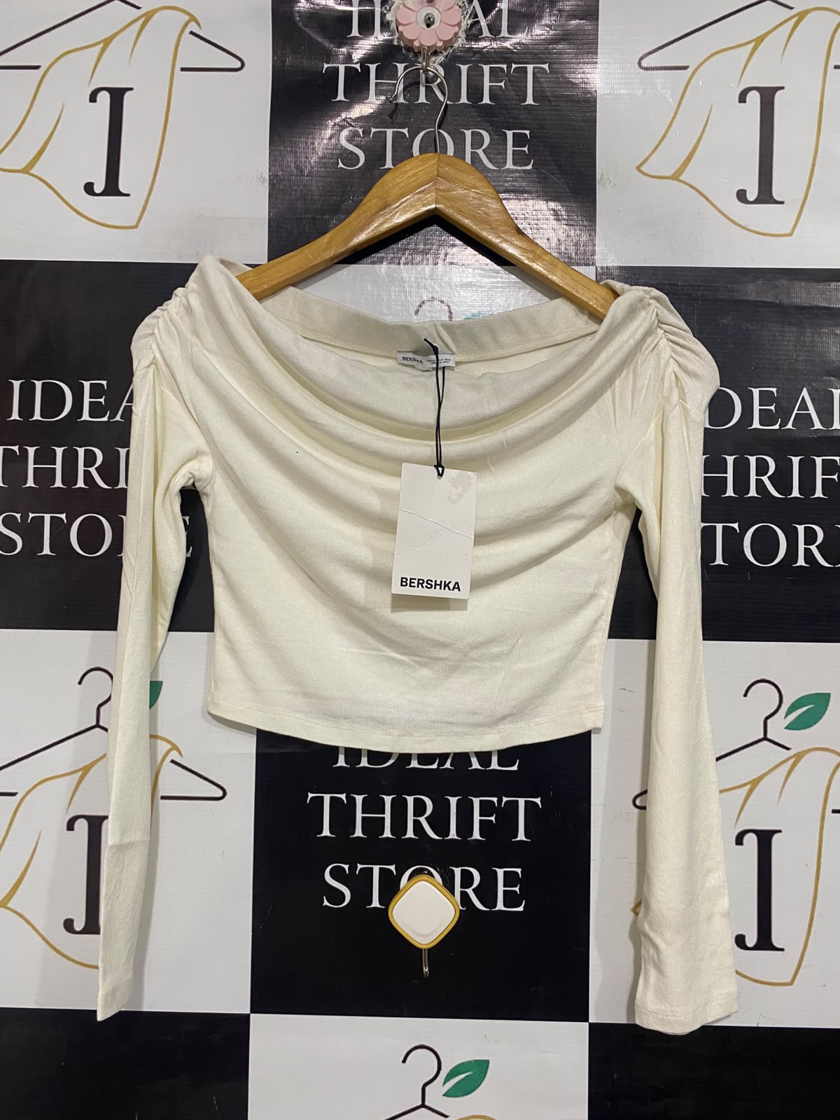 BERSHKA |S | BUST 14 | A73 |   OFF-SHOULDER RUCHED OFF-WHITE LONG-SLEEVE CROP TOP