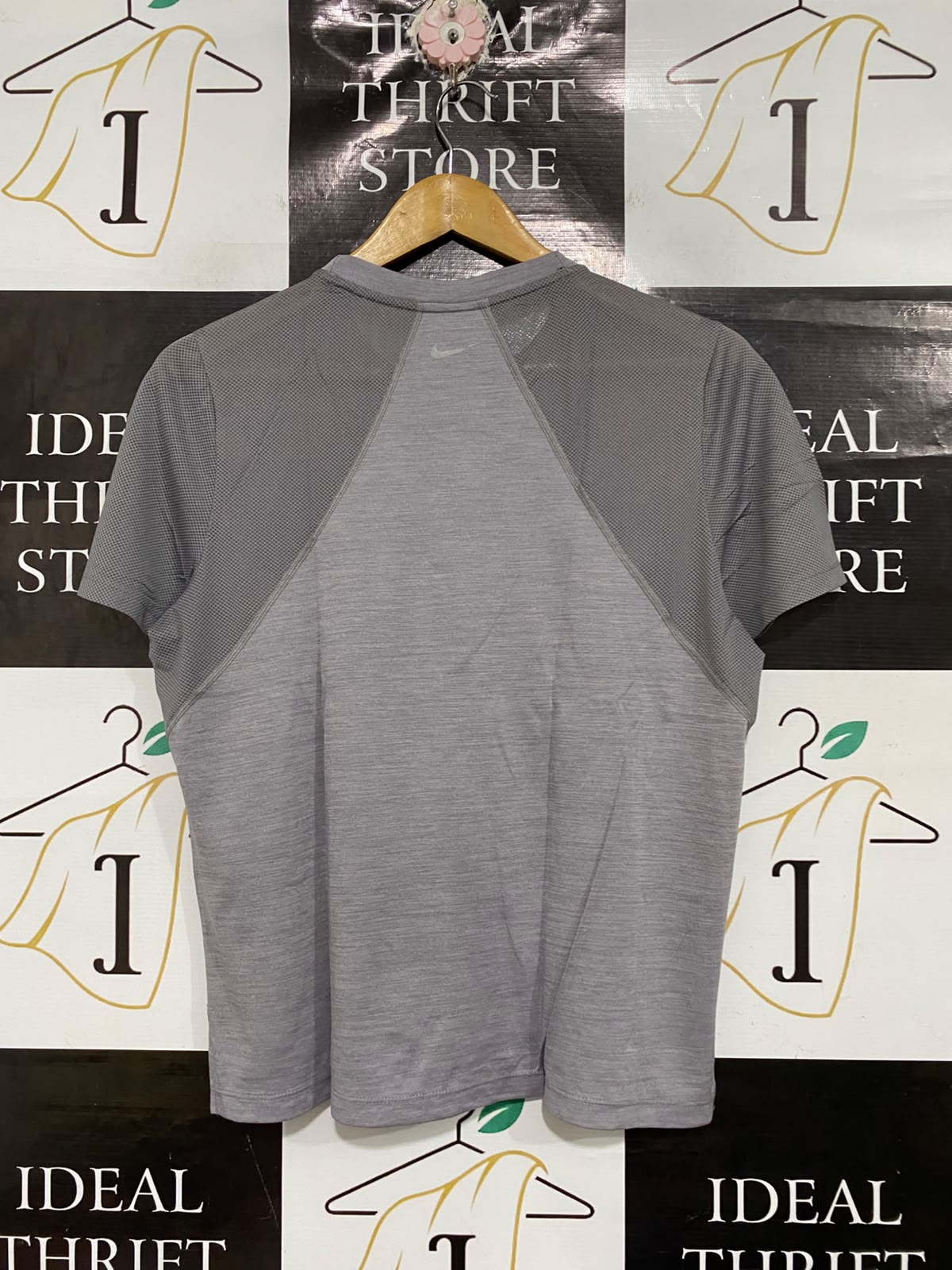 NIKE |L | BUST 21 | A74 |  RUNNING GREY DRI-FIT ATHLETIC T-SHIRT