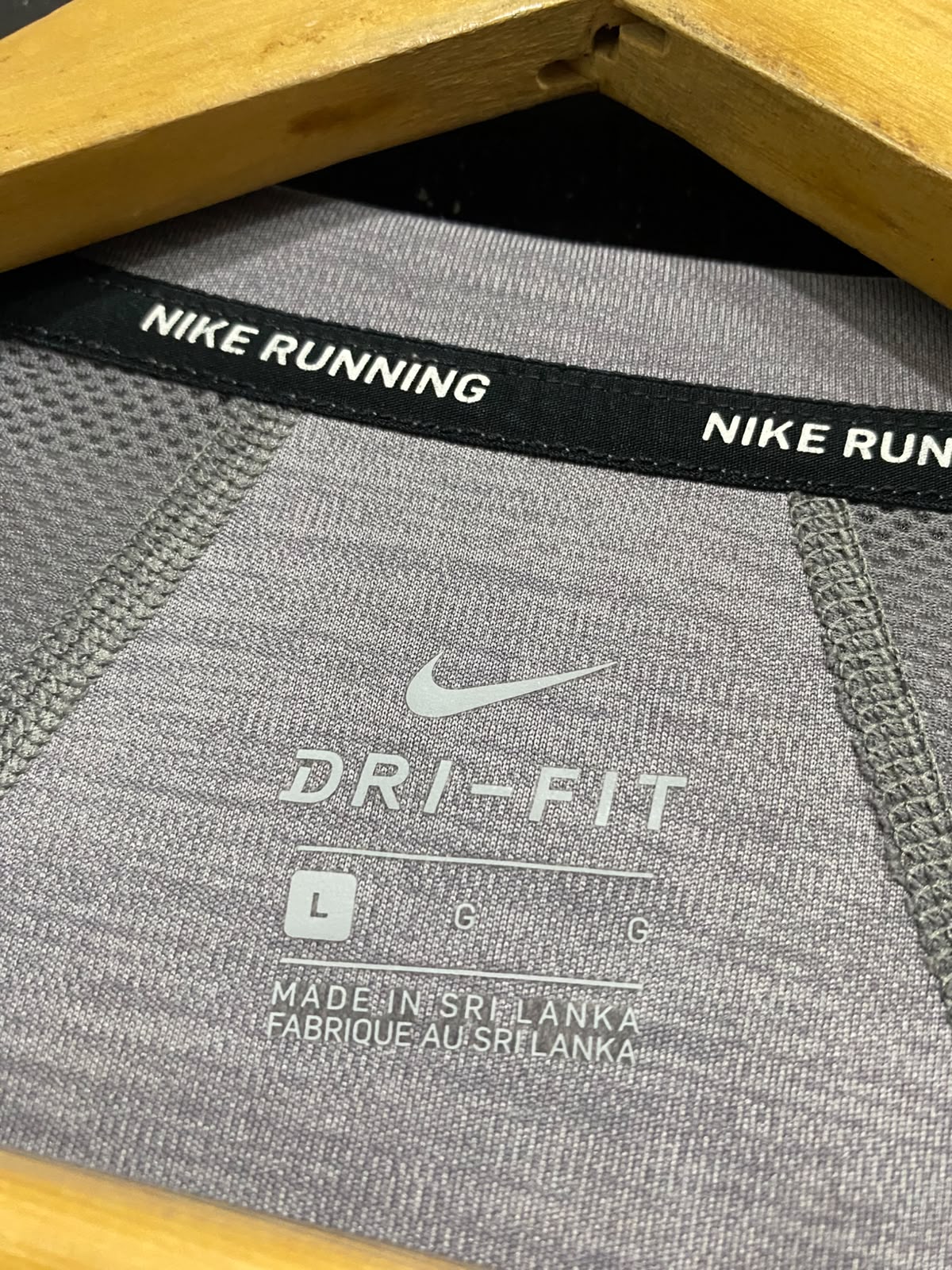 NIKE |L | BUST 21 | A74 |  RUNNING GREY DRI-FIT ATHLETIC T-SHIRT