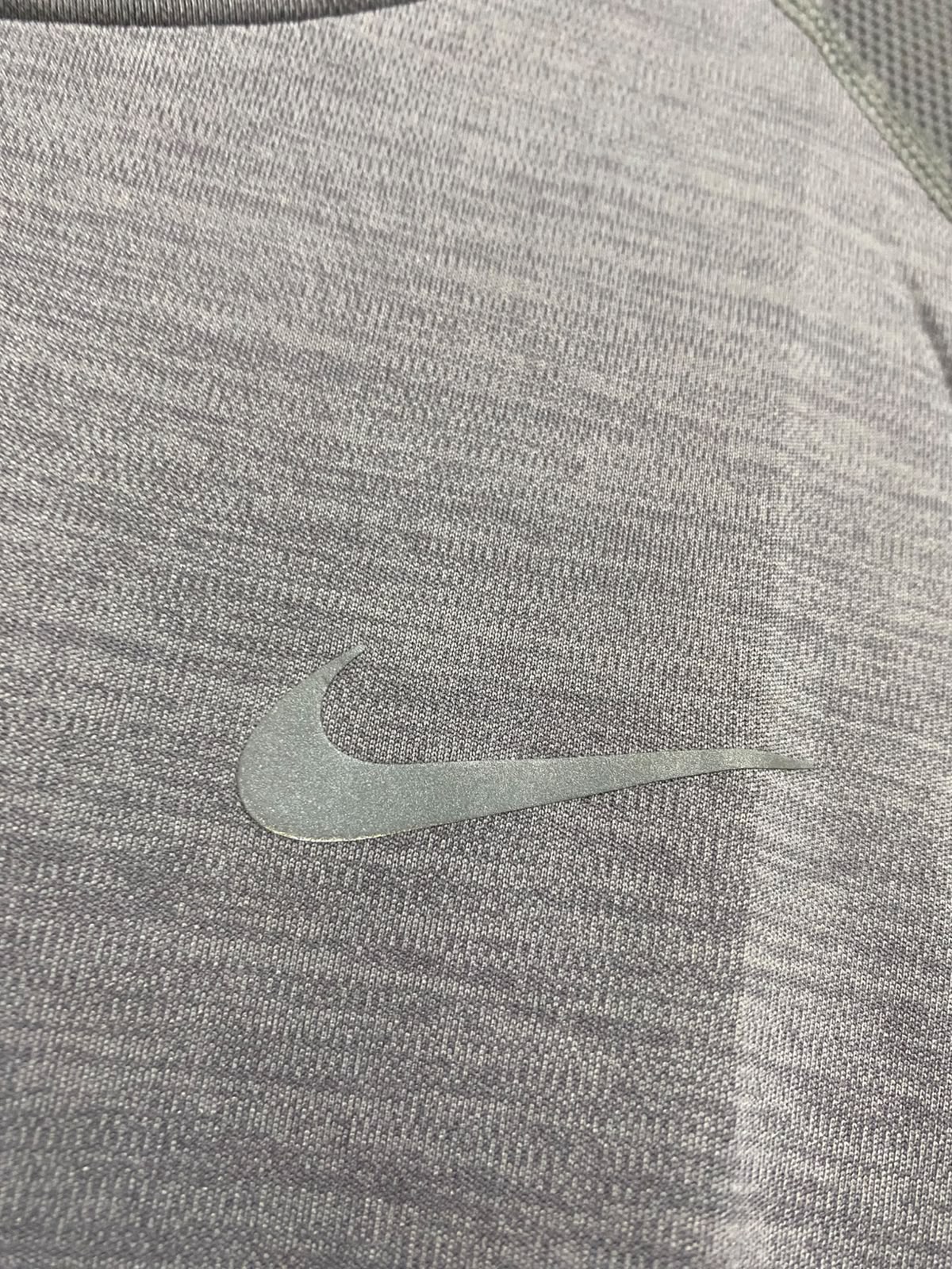 NIKE |L | BUST 21 | A74 |  RUNNING GREY DRI-FIT ATHLETIC T-SHIRT