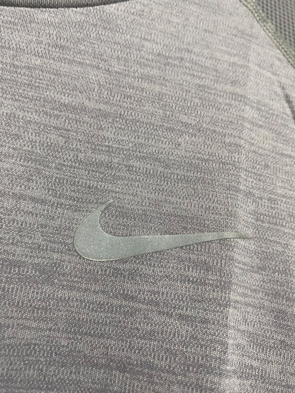 NIKE |L | BUST 21 | A74 |  RUNNING GREY DRI-FIT ATHLETIC T-SHIRT