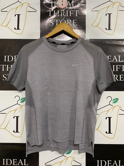 NIKE |L | BUST 21 | A74 |  RUNNING GREY DRI-FIT ATHLETIC T-SHIRT