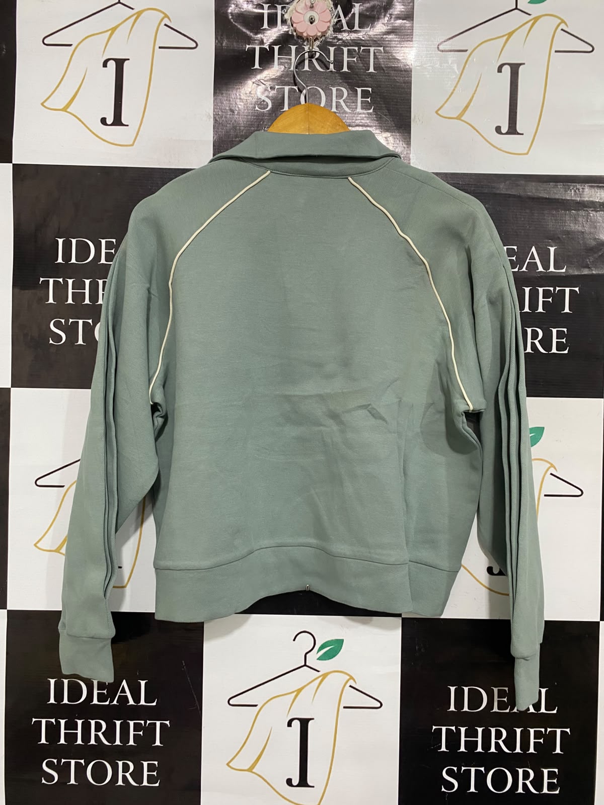 TARGET ACTIVE |S | BUST 23 | A74|  SAGE GREEN COLLARED SWEATSHIRT