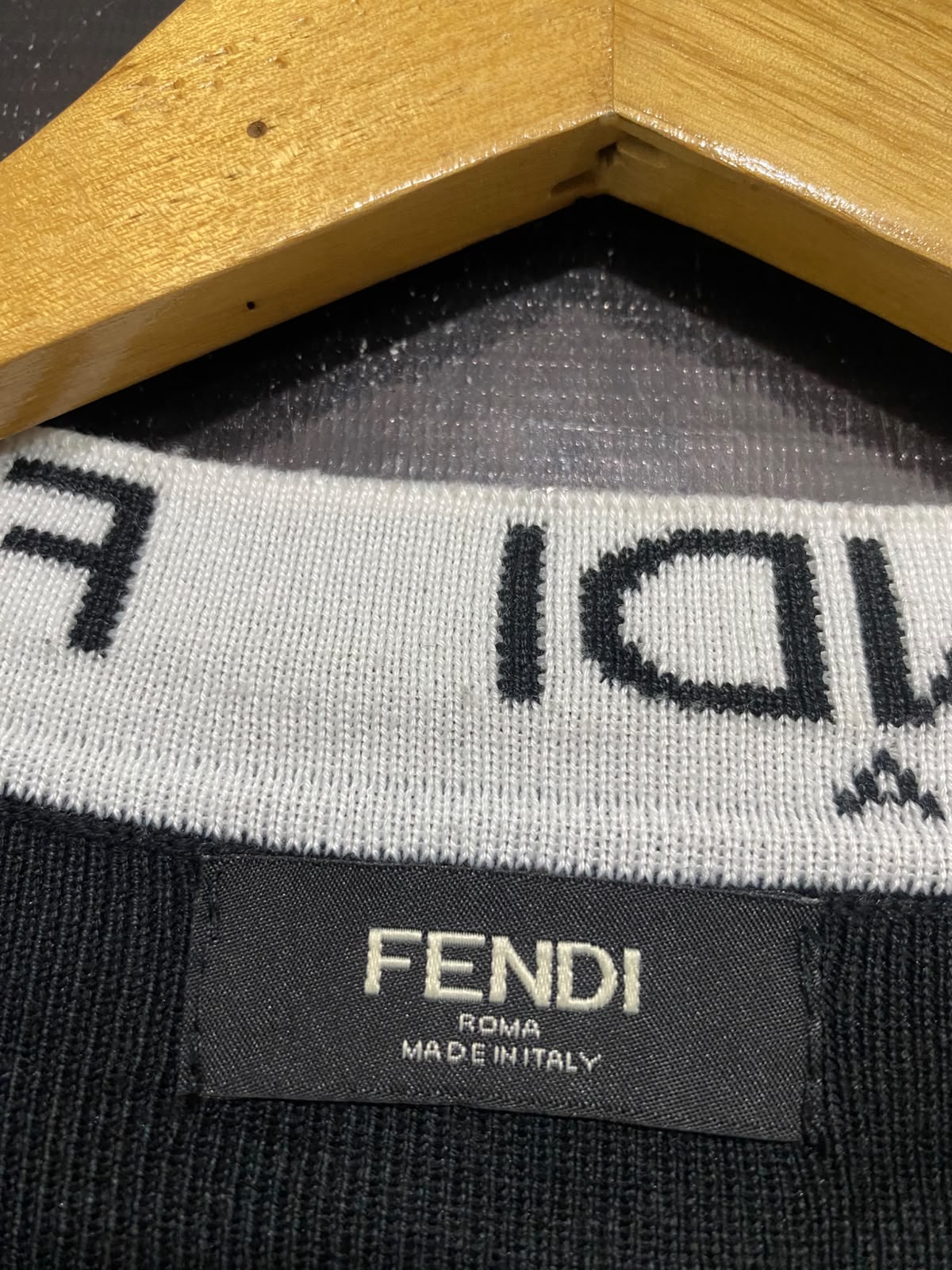 FENDI |M | BUST 20 | A75 | BLACK LOGO COLLAR STUDDED SHORT SLEEVE KNIT TOP